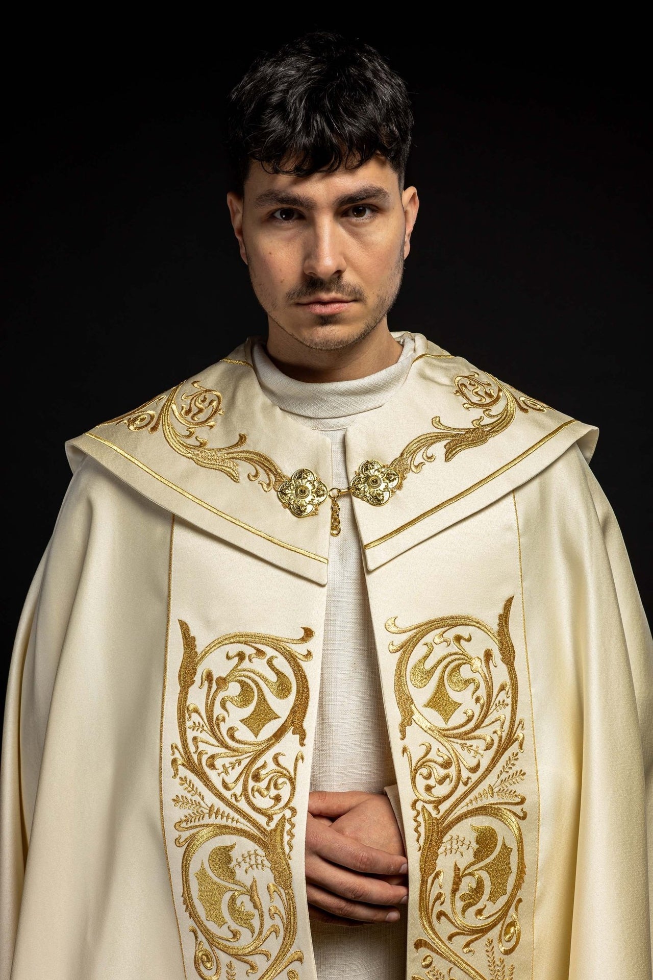 Kapa liturgiczna haftowana IHS ecru - SZATYLITURGICZNE.PL