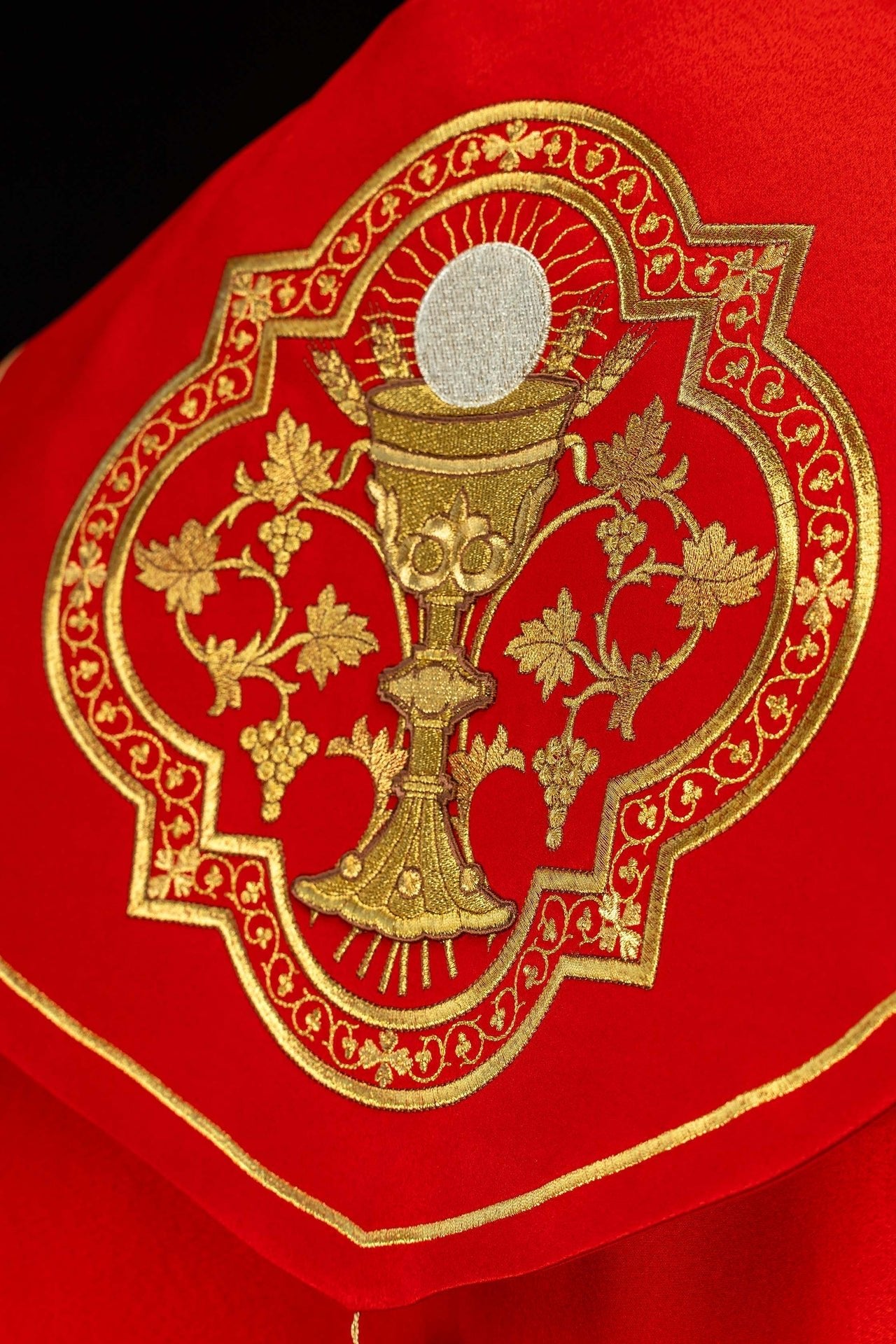 Kapa liturgiczna haftowana Kielich czerwona - SZATYLITURGICZNE.PL
