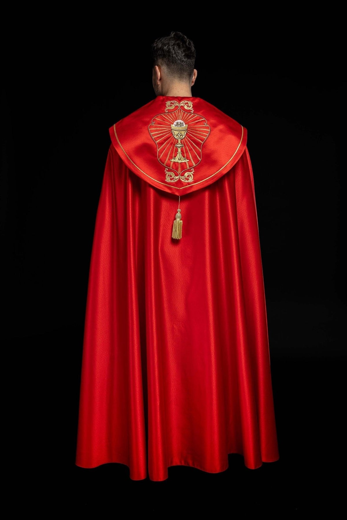Kapa liturgiczna haftowana kielich i IHS w odcieniu czerwonym - SZATYLITURGICZNE.PL