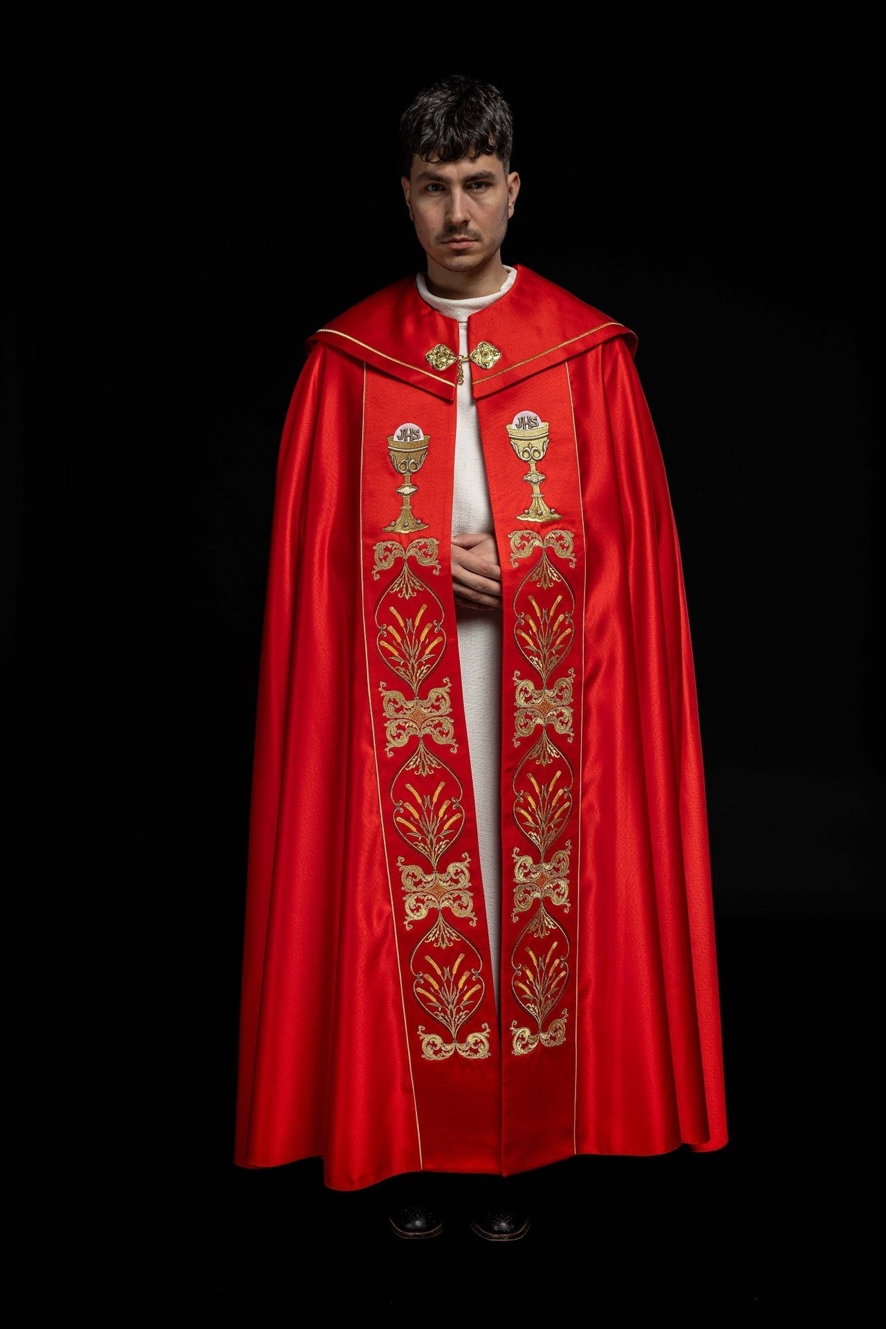 Kapa liturgiczna haftowana kielich i IHS w odcieniu czerwonym - SZATYLITURGICZNE.PL