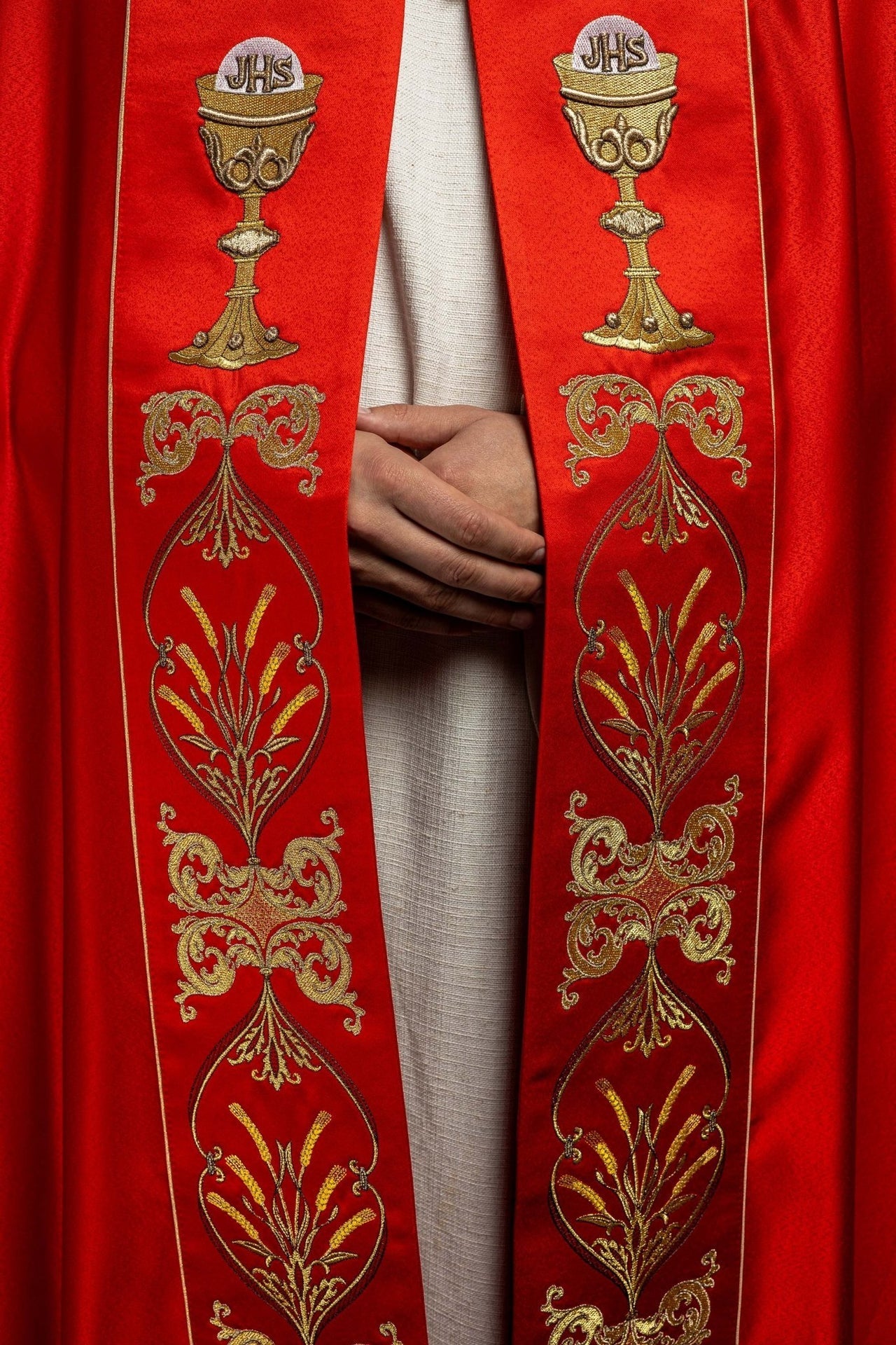 Kapa liturgiczna haftowana kielich i IHS w odcieniu czerwonym - SZATYLITURGICZNE.PL
