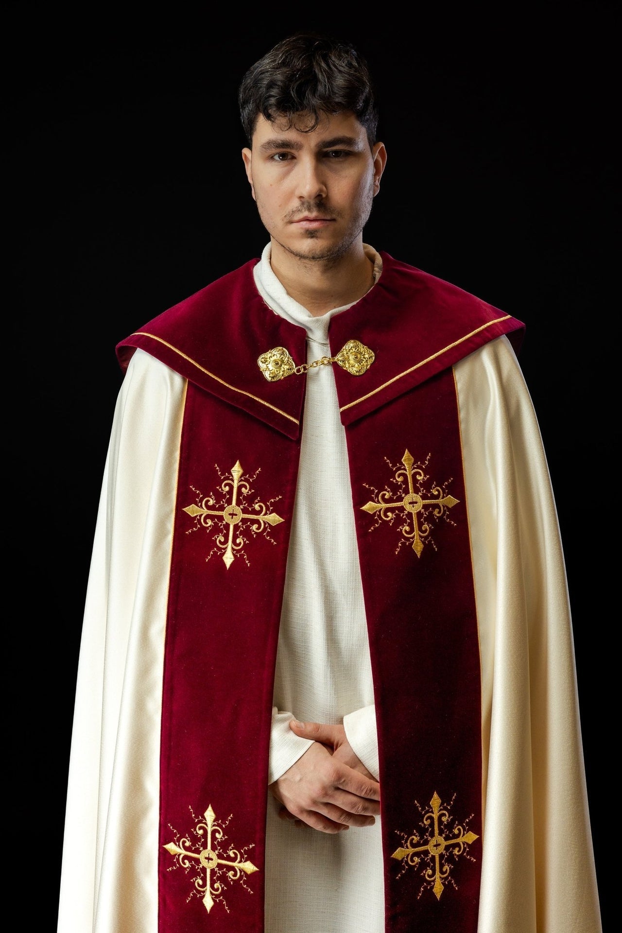 Kapa liturgiczna haftowana z bordowym pasem - SZATYLITURGICZNE.PL