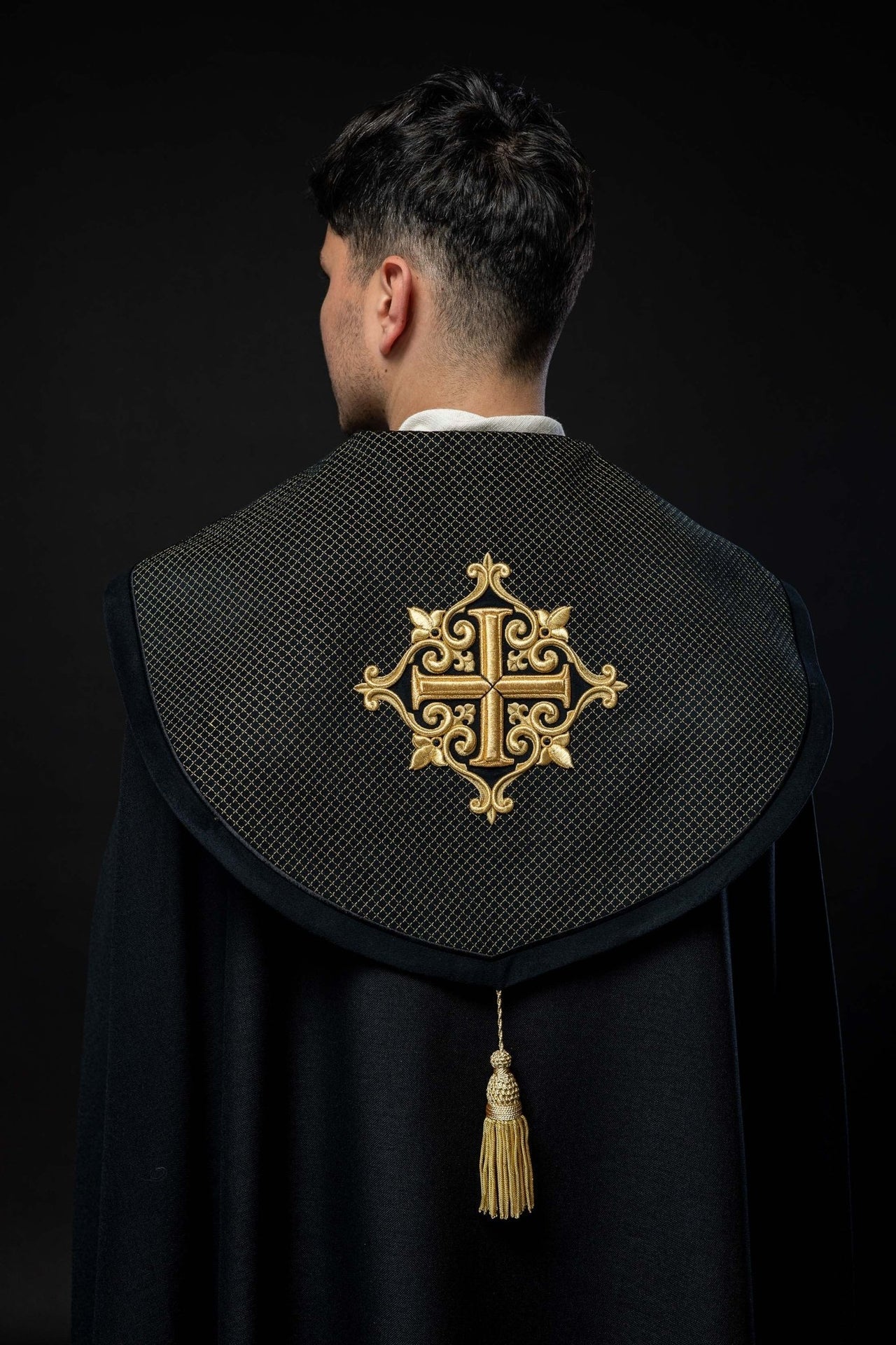 Kapa liturgiczna z aksamitnym czarnym pasem i haftem krzyży - SZATYLITURGICZNE.PL