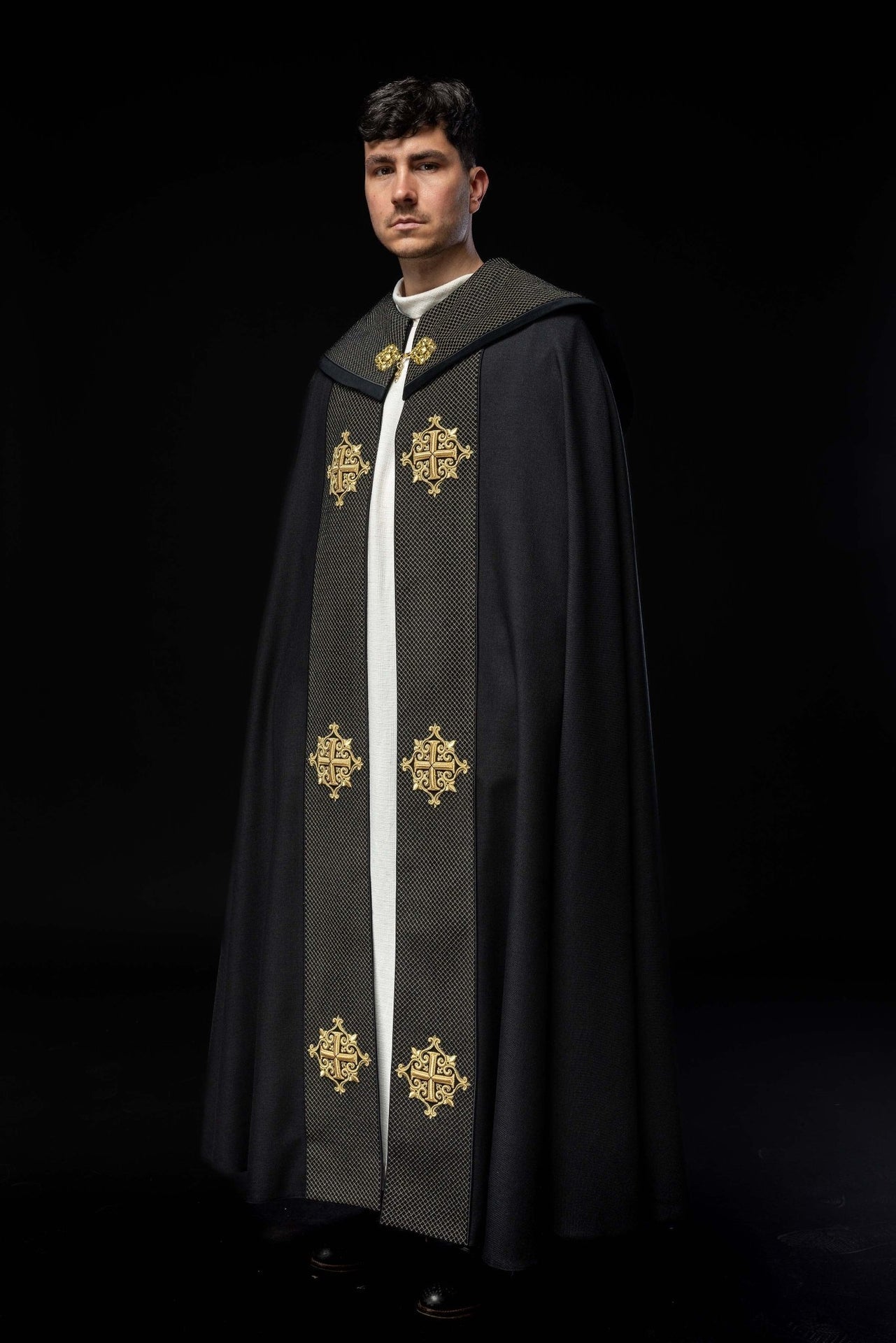 Kapa liturgiczna z aksamitnym czarnym pasem i haftem krzyży - SZATYLITURGICZNE.PL