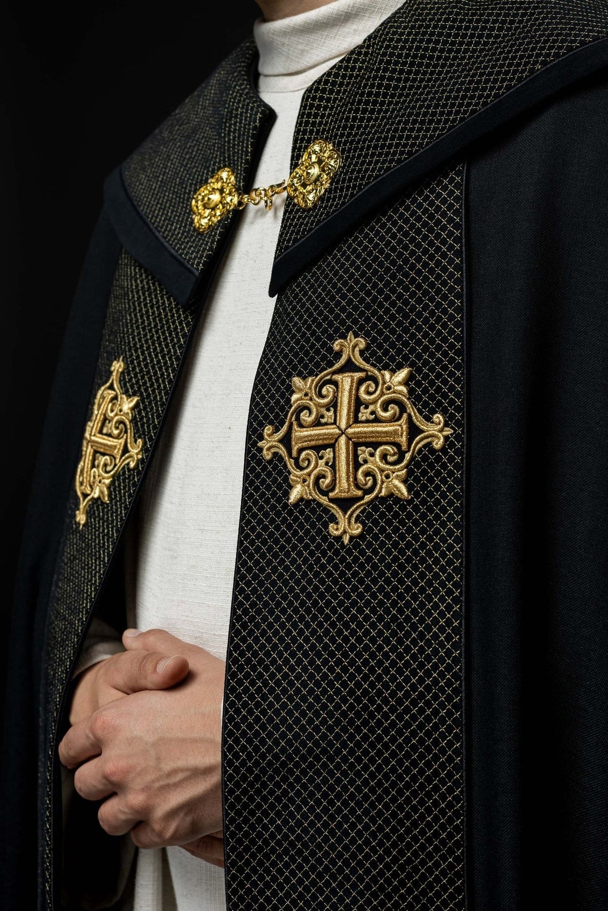 Kapa liturgiczna z aksamitnym czarnym pasem i haftem krzyży - SZATYLITURGICZNE.PL