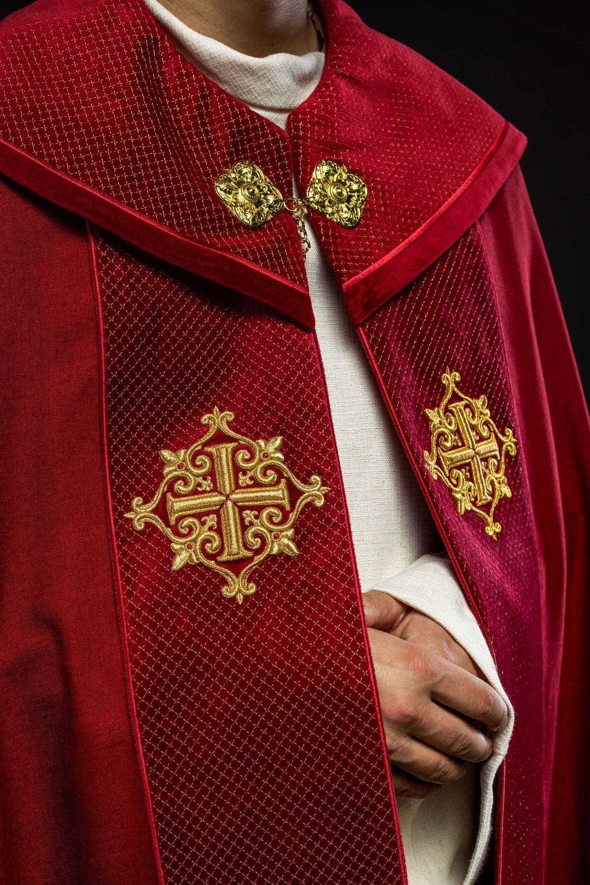 Kapa liturgiczna z aksamitnym czerwonym pasem i haftem krzyży - SZATYLITURGICZNE.PL