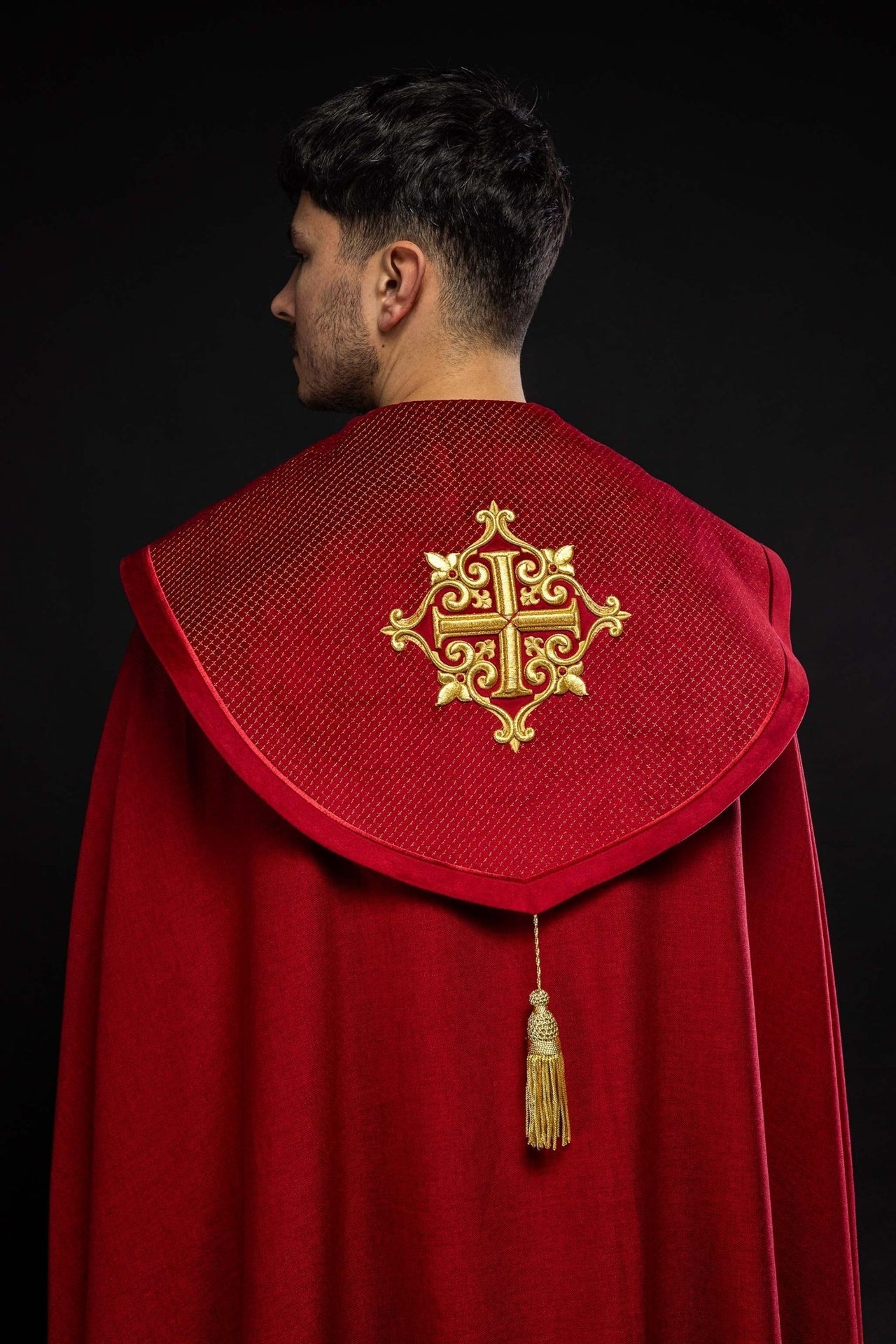 Kapa liturgiczna z aksamitnym czerwonym pasem i haftem krzyży - SZATYLITURGICZNE.PL