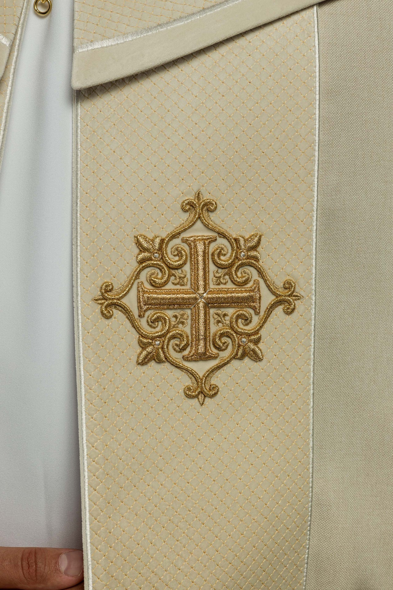 Kapa liturgiczna z aksamitnym ecru pasem i haftem krzyży - SZATYLITURGICZNE.PL