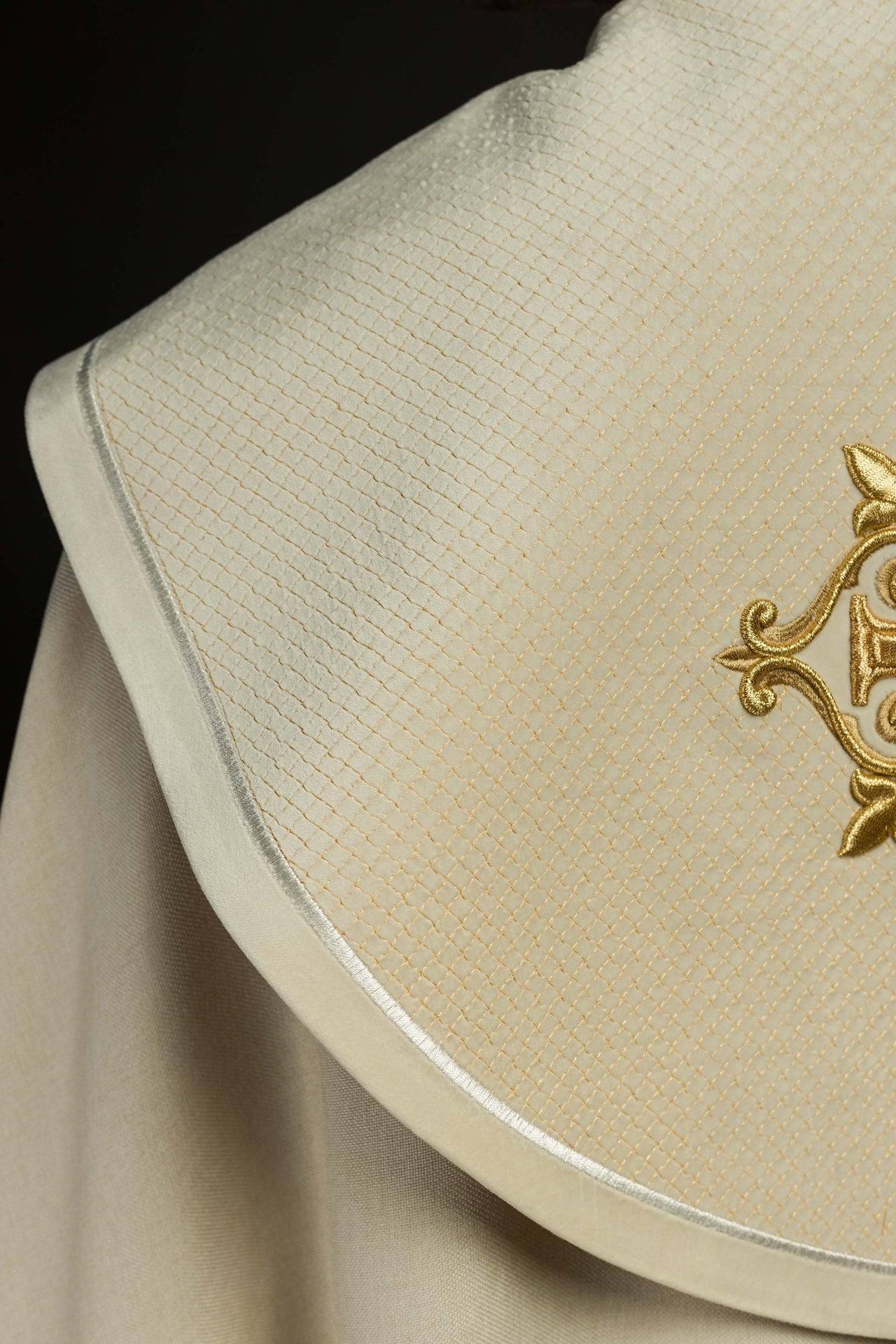 Kapa liturgiczna z aksamitnym ecru pasem i haftem krzyży - SZATYLITURGICZNE.PL