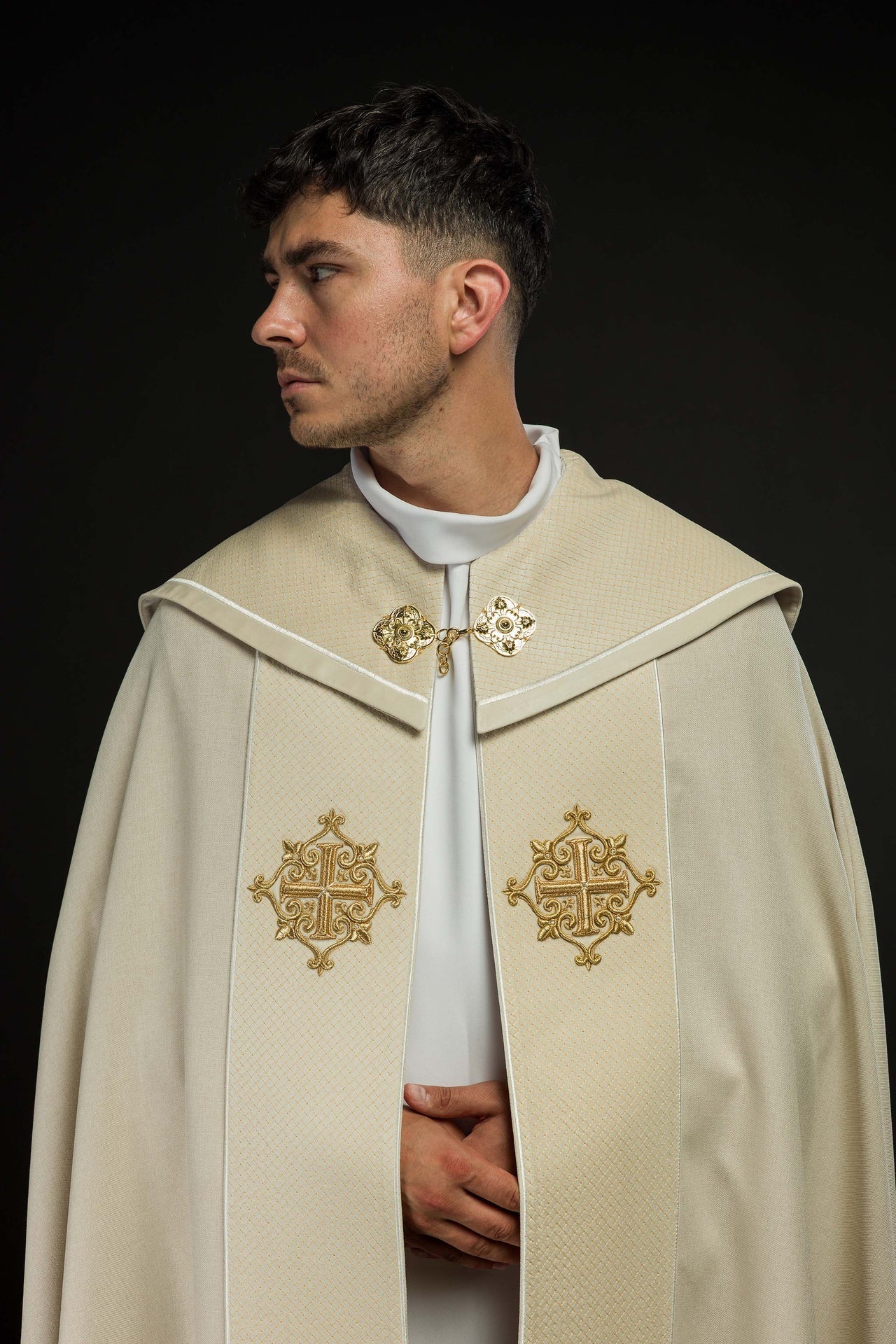 Kapa liturgiczna z aksamitnym ecru pasem i haftem krzyży - SZATYLITURGICZNE.PL