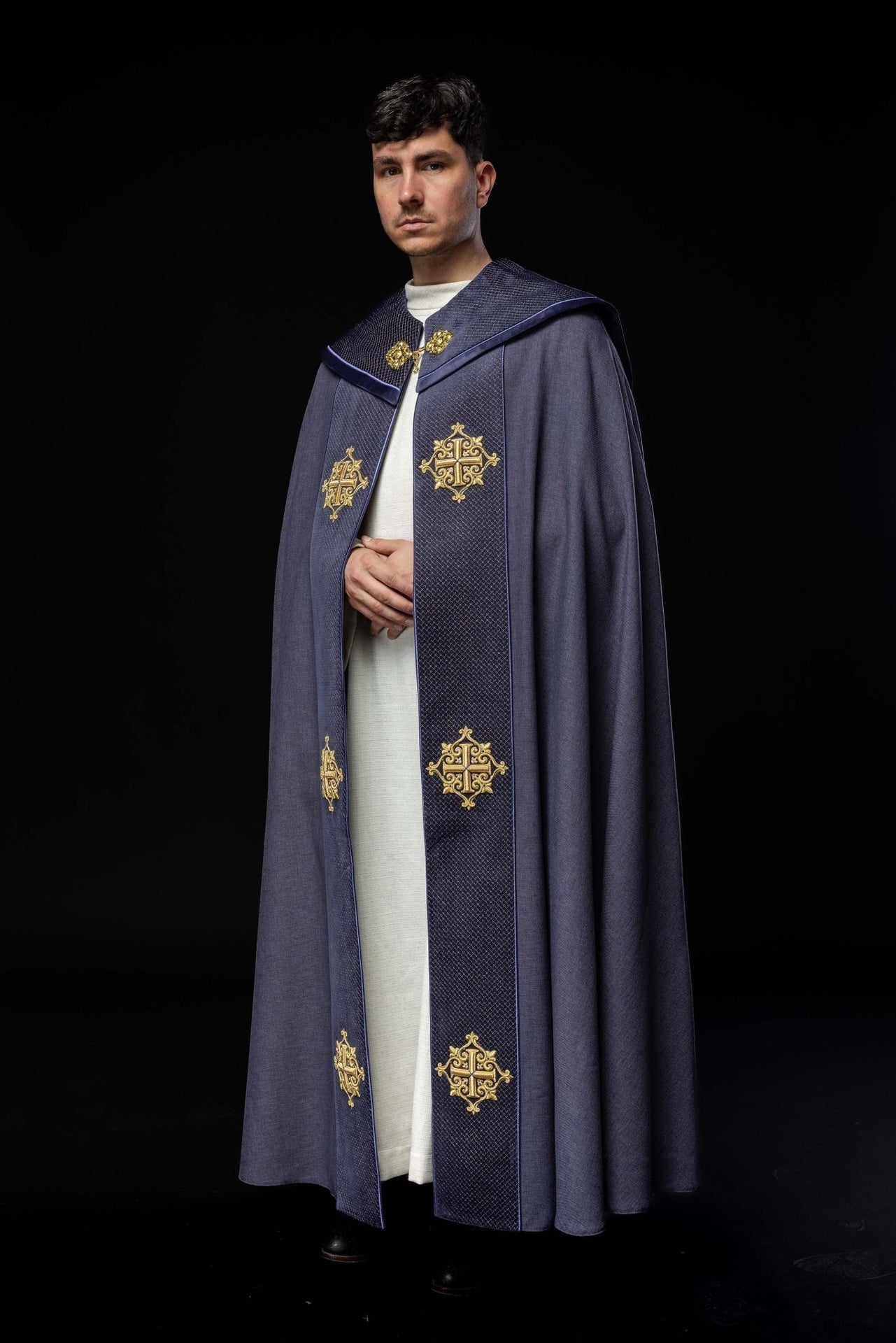 Kapa liturgiczna z aksamitnym fioletowym pasem i haftem krzyży - SZATYLITURGICZNE.PL