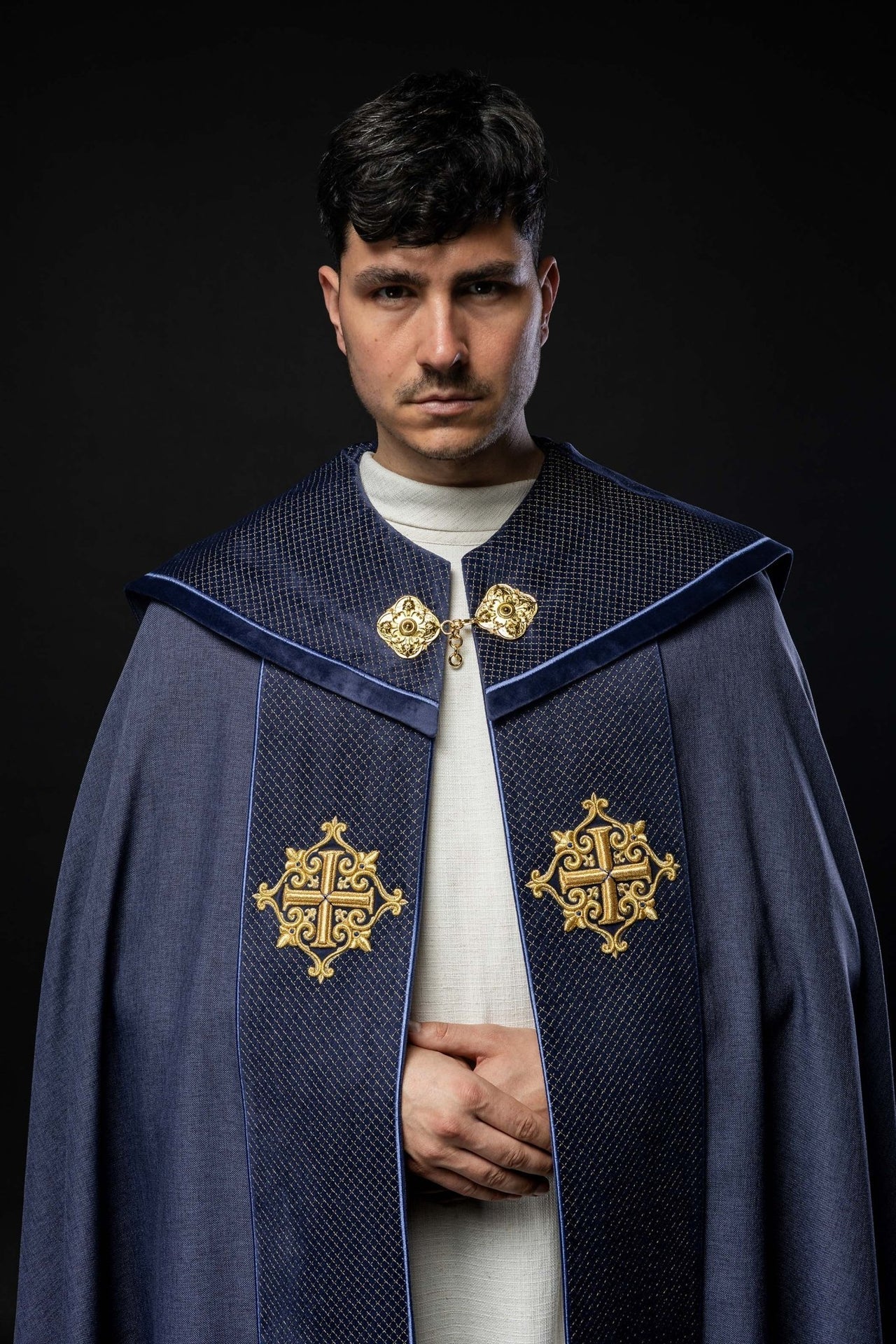 Kapa liturgiczna z aksamitnym fioletowym pasem i haftem krzyży - SZATYLITURGICZNE.PL