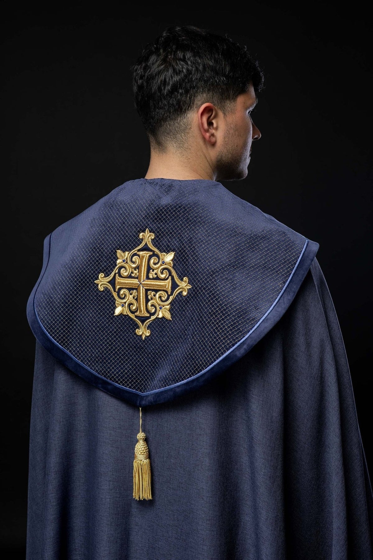 Kapa liturgiczna z aksamitnym fioletowym pasem i haftem krzyży - SZATYLITURGICZNE.PL