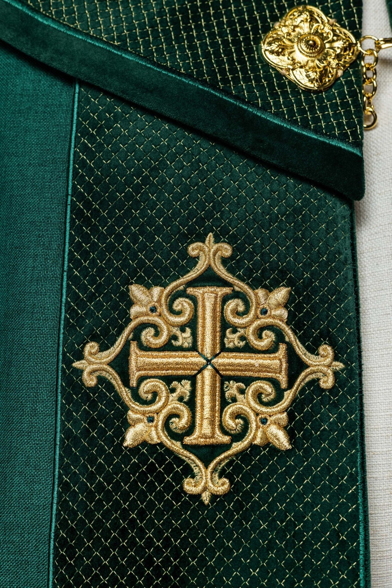 Kapa liturgiczna z aksamitnym zielonym pasem i haftem krzyży - SZATYLITURGICZNE.PL