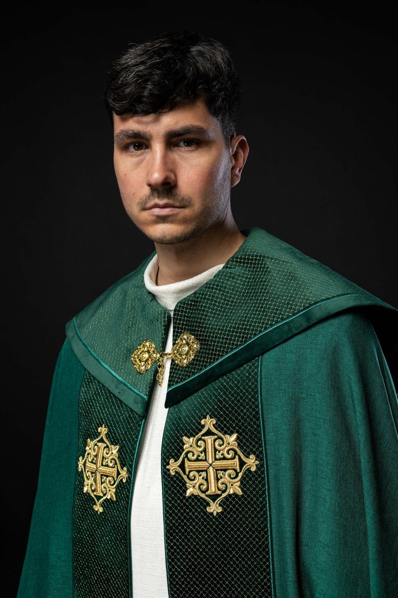 Kapa liturgiczna z aksamitnym zielonym pasem i haftem krzyży - SZATYLITURGICZNE.PL