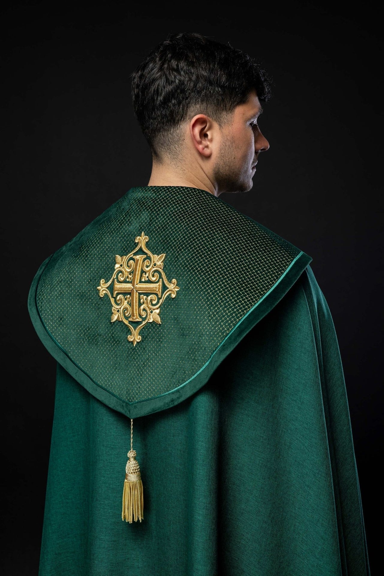 Kapa liturgiczna z aksamitnym zielonym pasem i haftem krzyży - SZATYLITURGICZNE.PL
