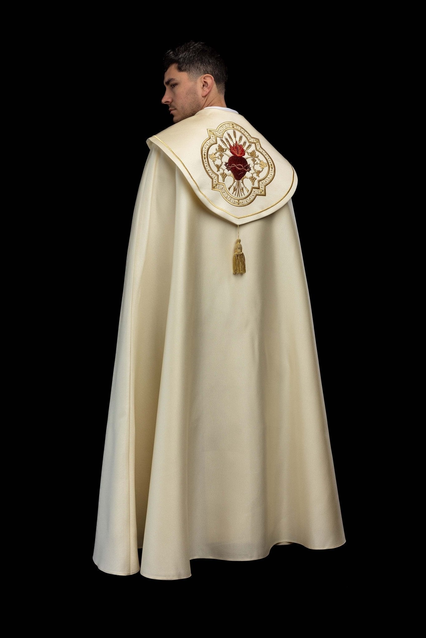 Kapa liturgiczna z haftem Najświętszego Serca Jezusa - SZATYLITURGICZNE.PL