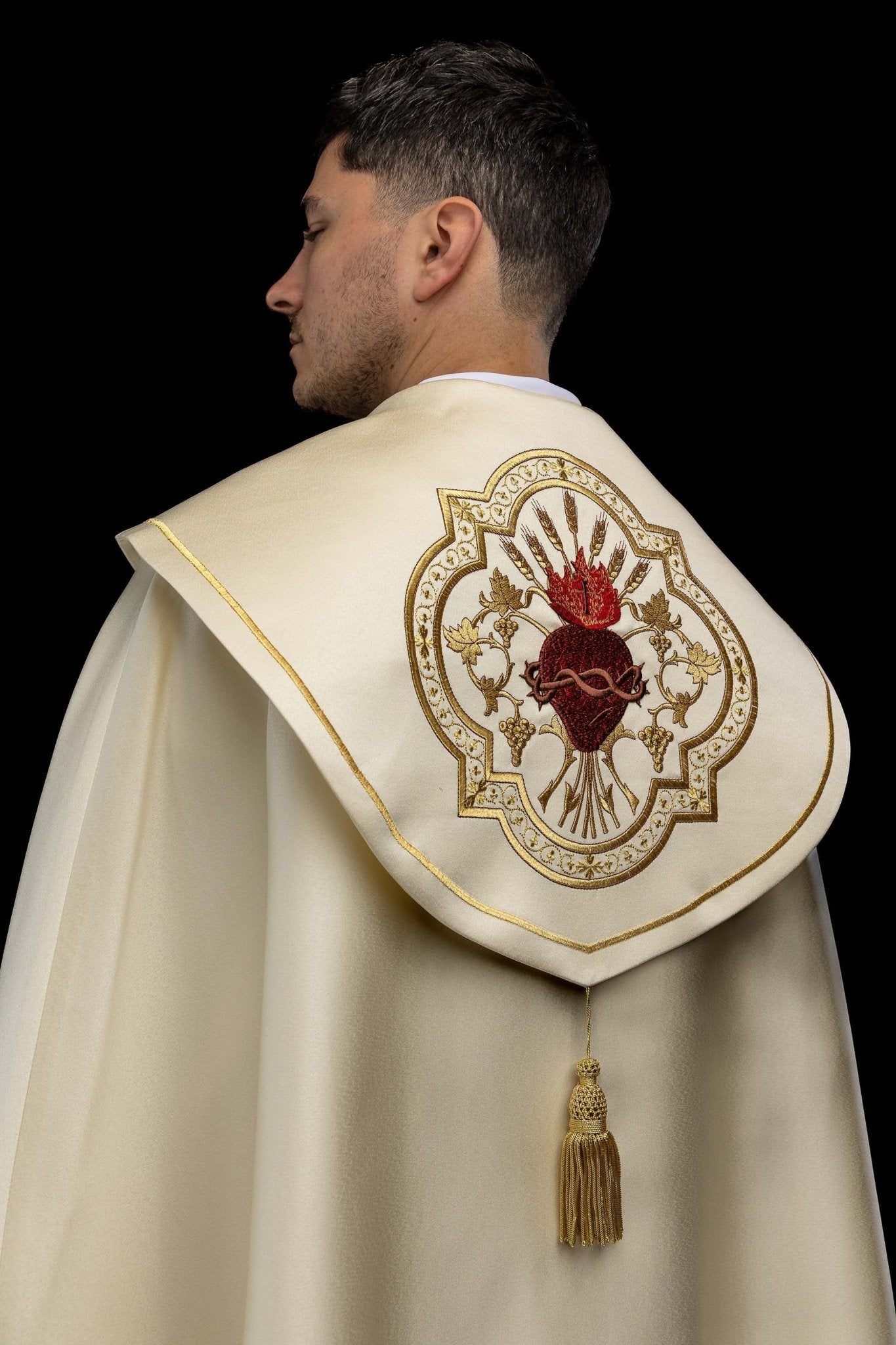 Kapa liturgiczna z haftem Najświętszego Serca Jezusa - SZATYLITURGICZNE.PL