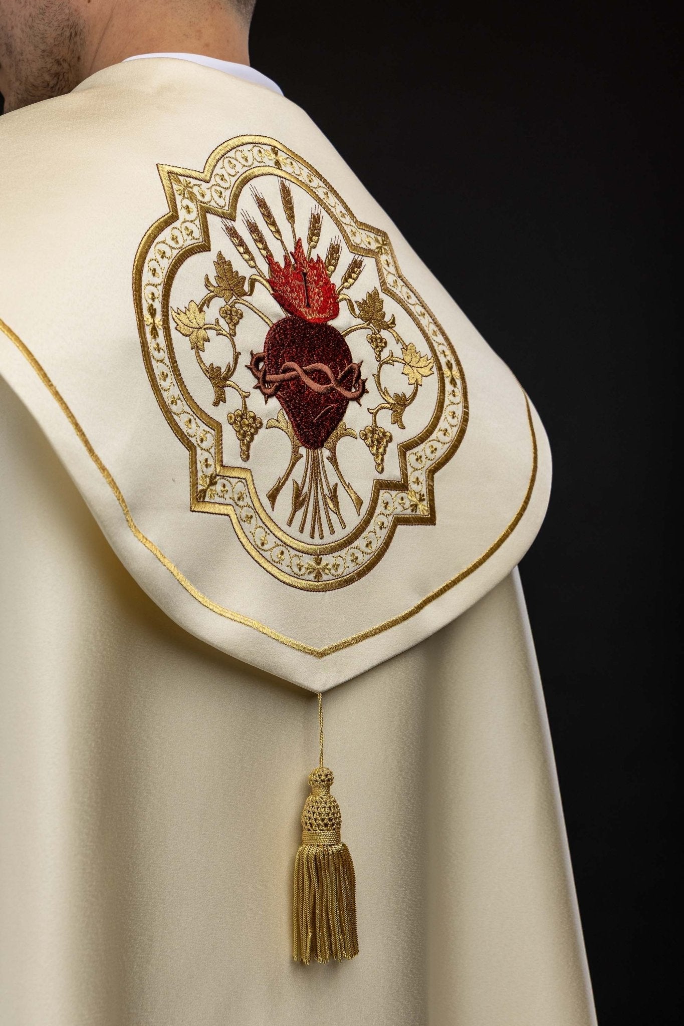 Kapa liturgiczna z haftem Najświętszego Serca Jezusa - SZATYLITURGICZNE.PL