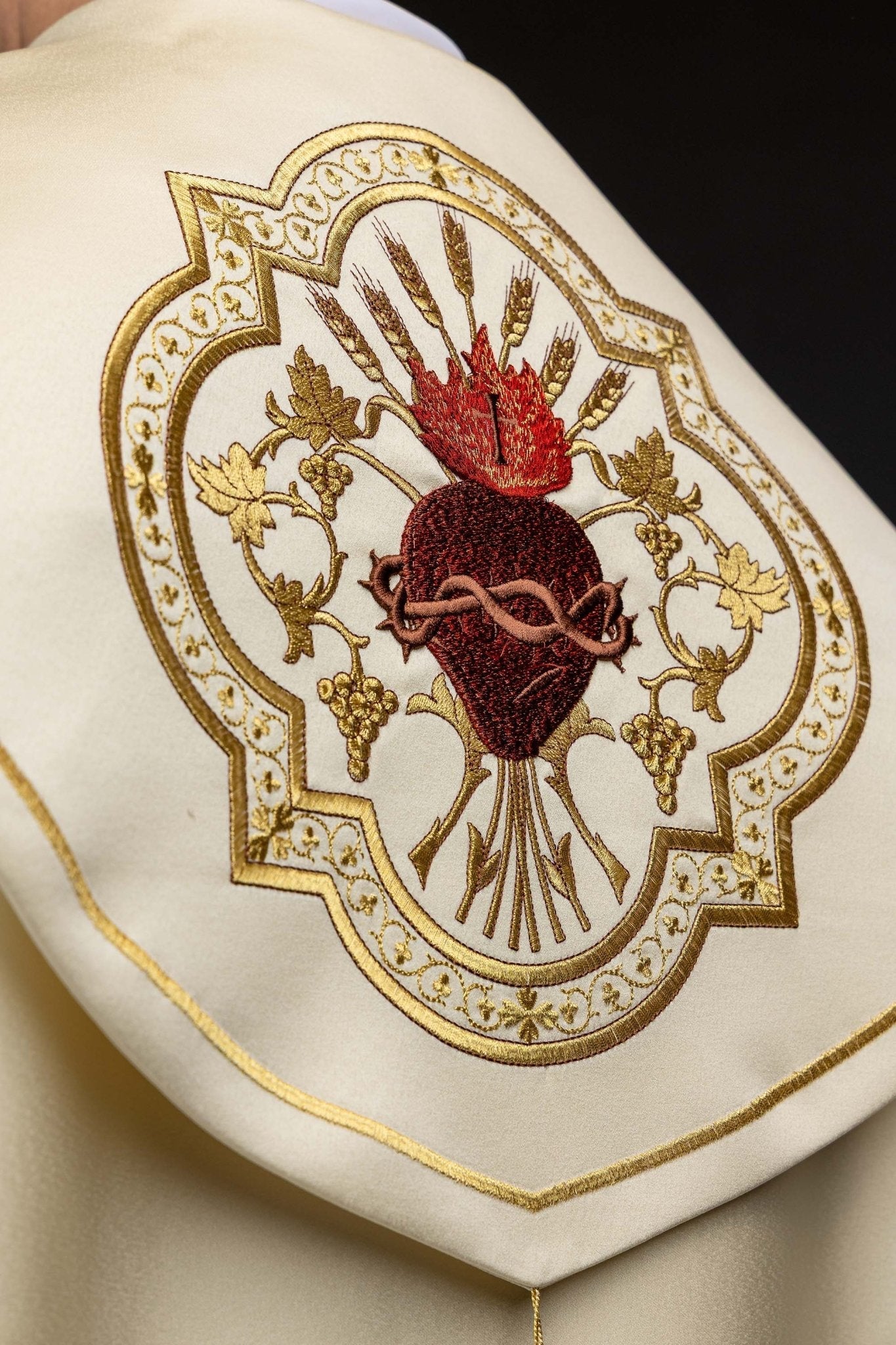 Kapa liturgiczna z haftem Najświętszego Serca Jezusa - SZATYLITURGICZNE.PL