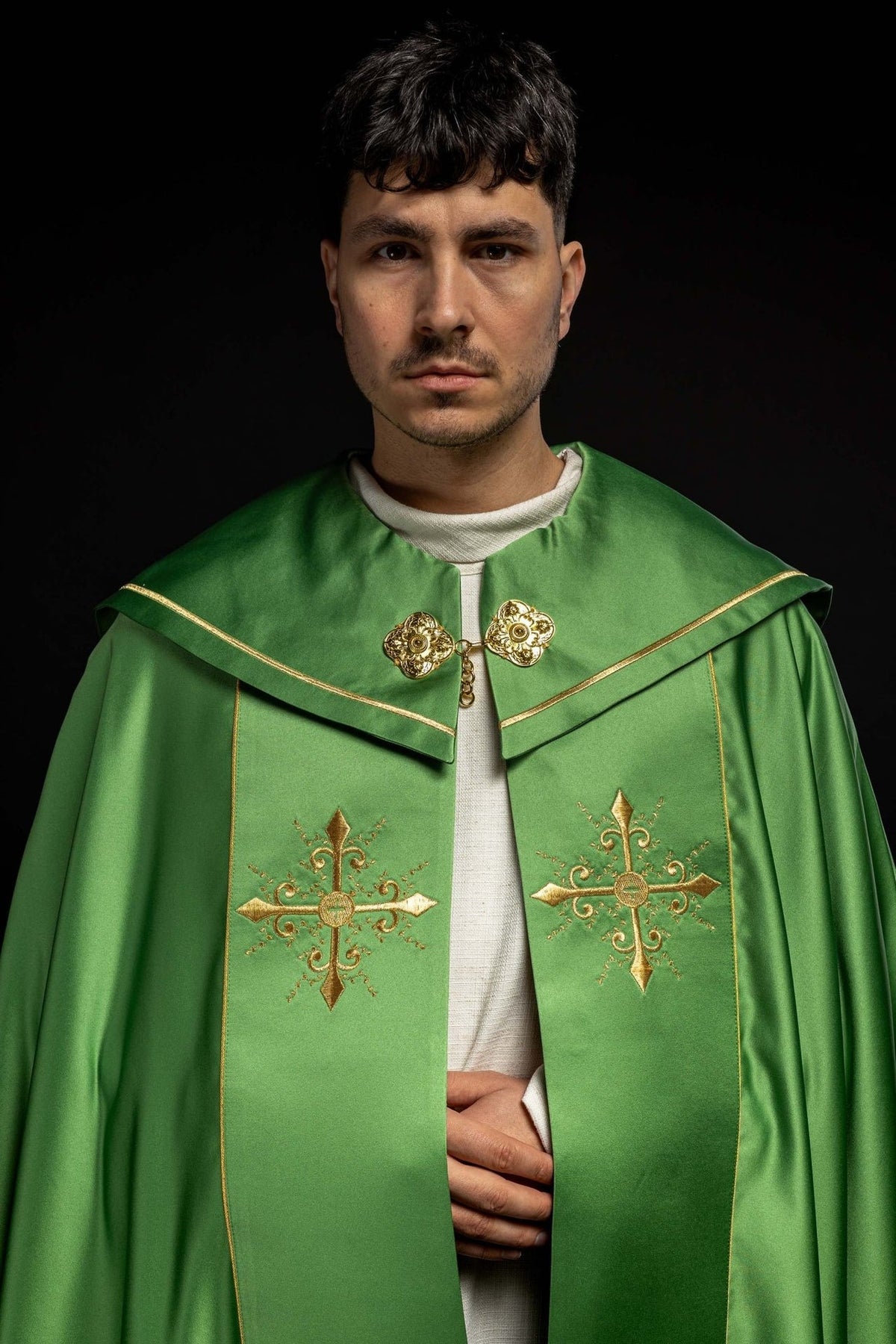 Kapa liturgiczna z szerokim haftowanym pasem w krzyże w kolorze zielonym - SZATYLITURGICZNE.PL