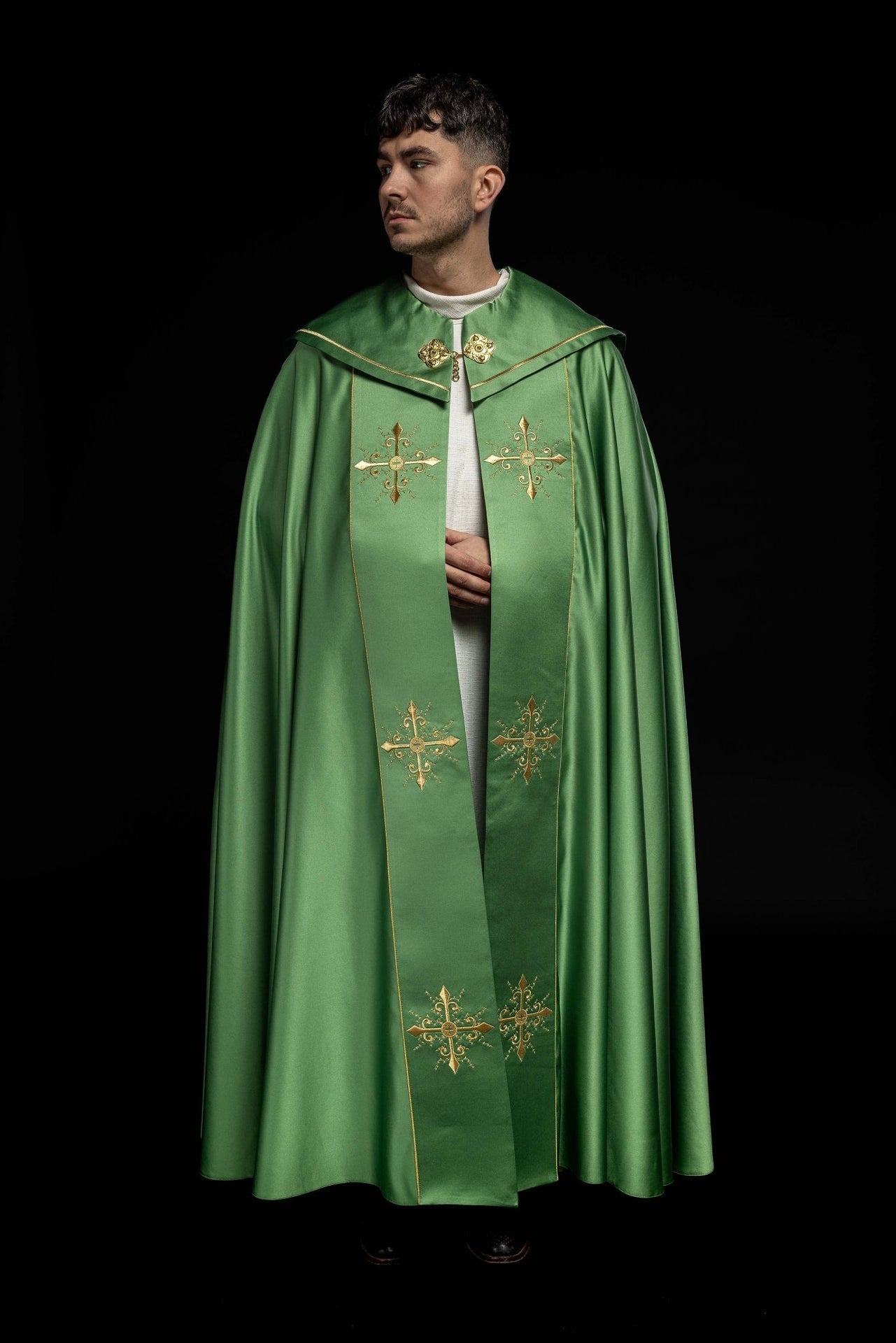 Kapa liturgiczna z szerokim haftowanym pasem w krzyże w kolorze zielonym - SZATYLITURGICZNE.PL