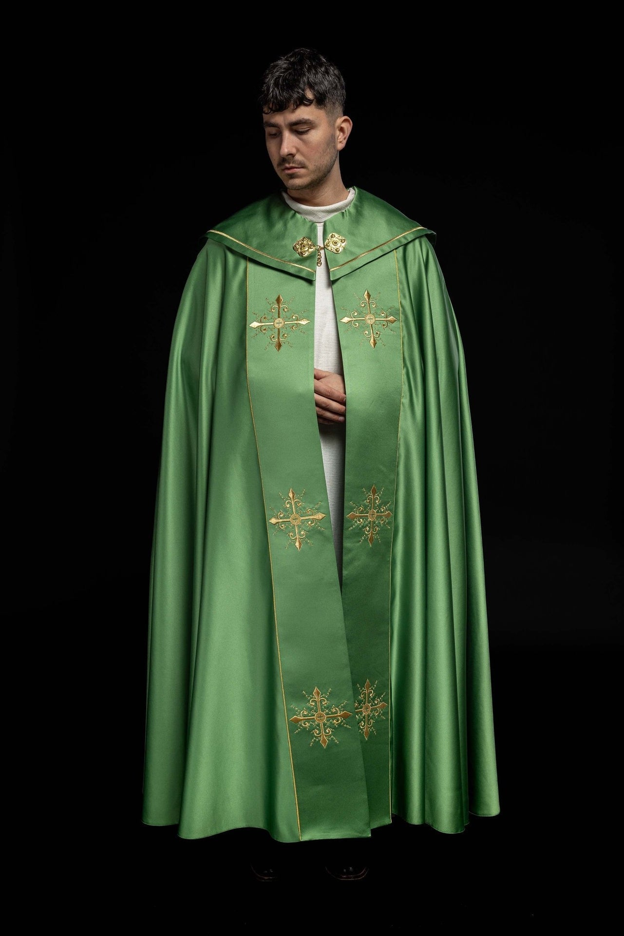 Kapa liturgiczna z szerokim haftowanym pasem w krzyże w kolorze zielonym - SZATYLITURGICZNE.PL
