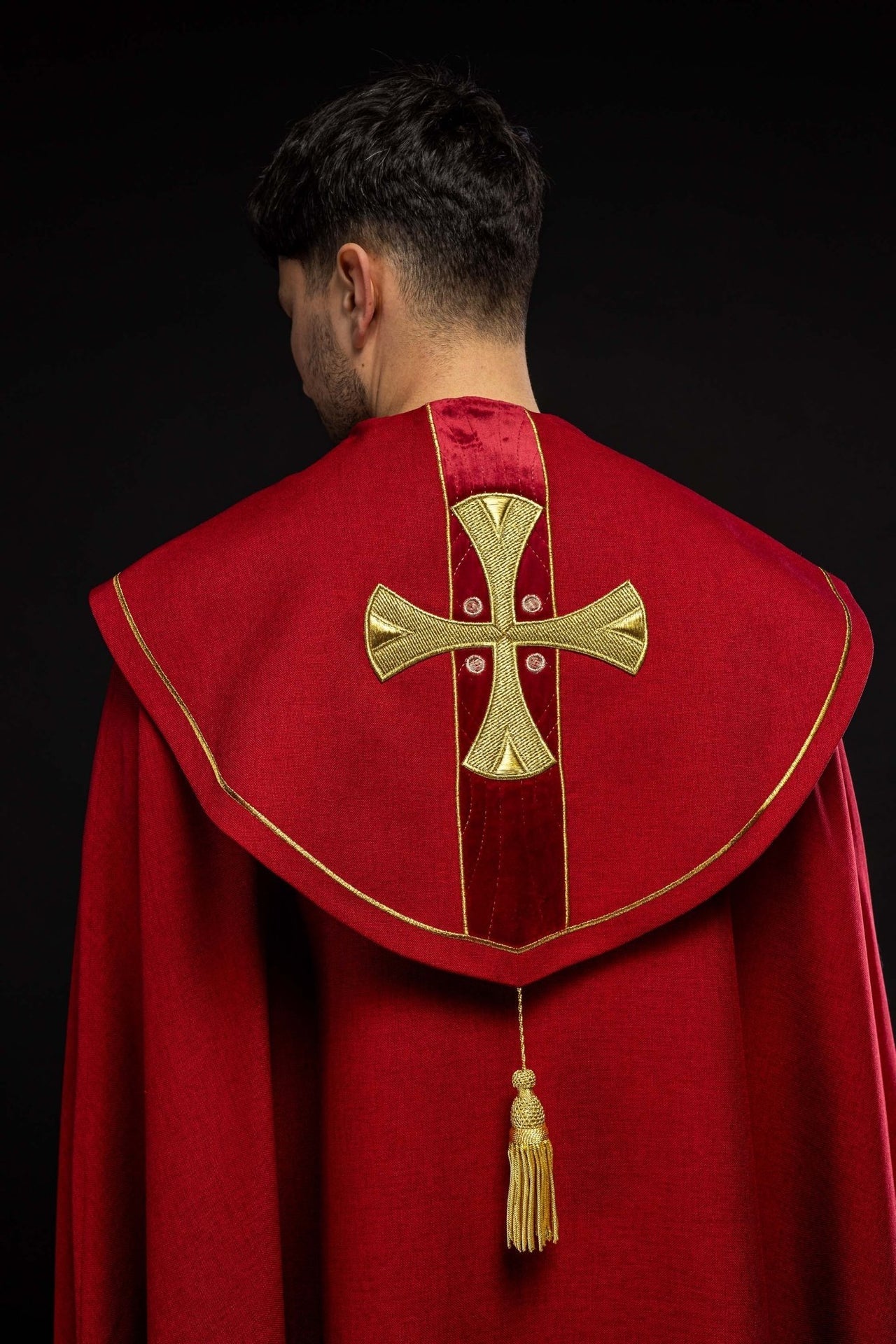 Kapa w haftowane złote krzyże z czerwonym aksamitem - SZATYLITURGICZNE.PL