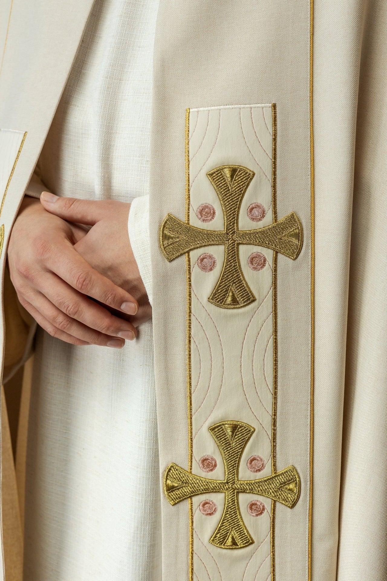 Kapa w haftowane złote krzyże z ecru aksamitem - SZATYLITURGICZNE.PL