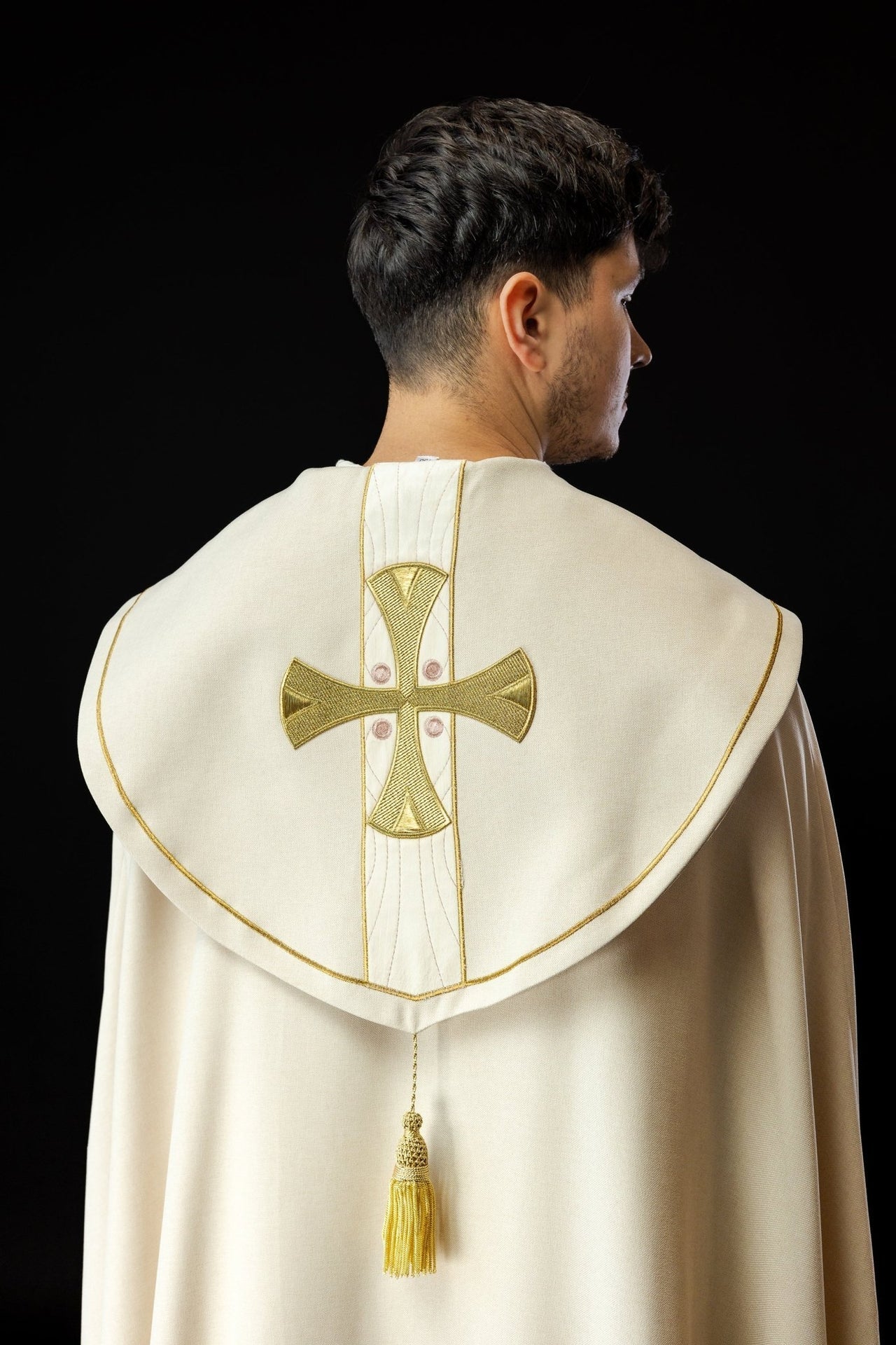 Kapa w haftowane złote krzyże z ecru aksamitem - SZATYLITURGICZNE.PL