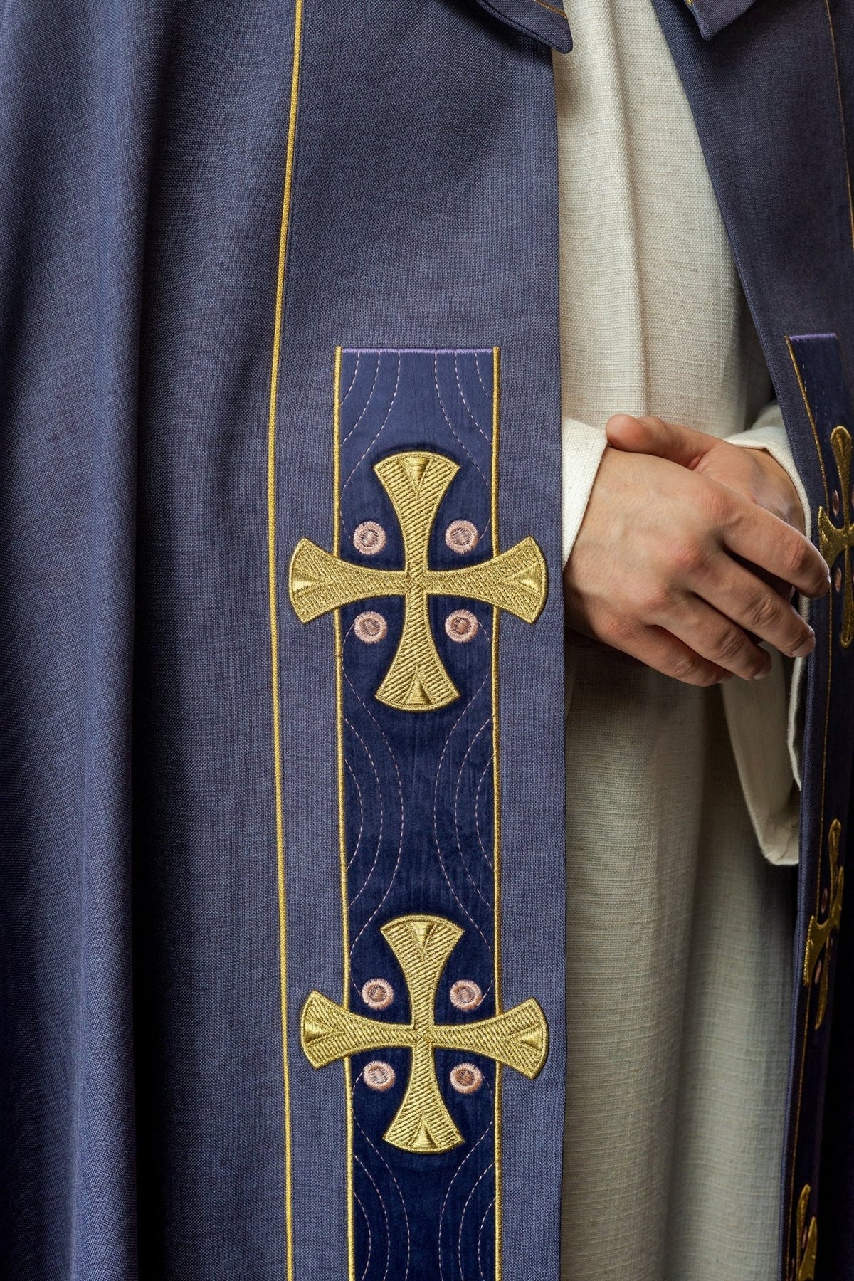 Kapa w haftowane złote krzyże z fioletowym aksamitem - SZATYLITURGICZNE.PL