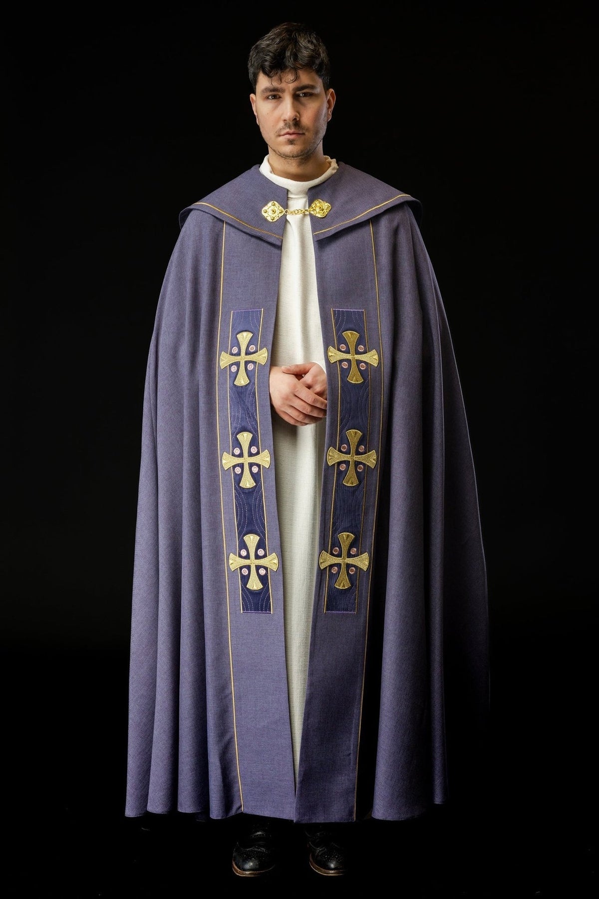 Kapa w haftowane złote krzyże z fioletowym aksamitem - SZATYLITURGICZNE.PL