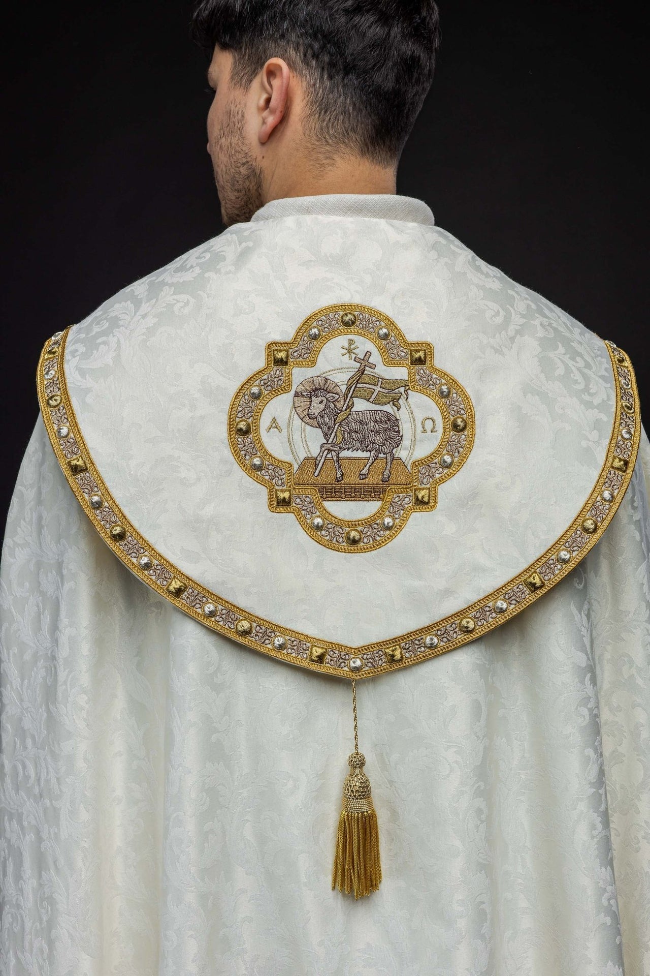 Kapa z barankiem wielkanocnym uszyta na ozdobnej tkaninie - SZATYLITURGICZNE.PL