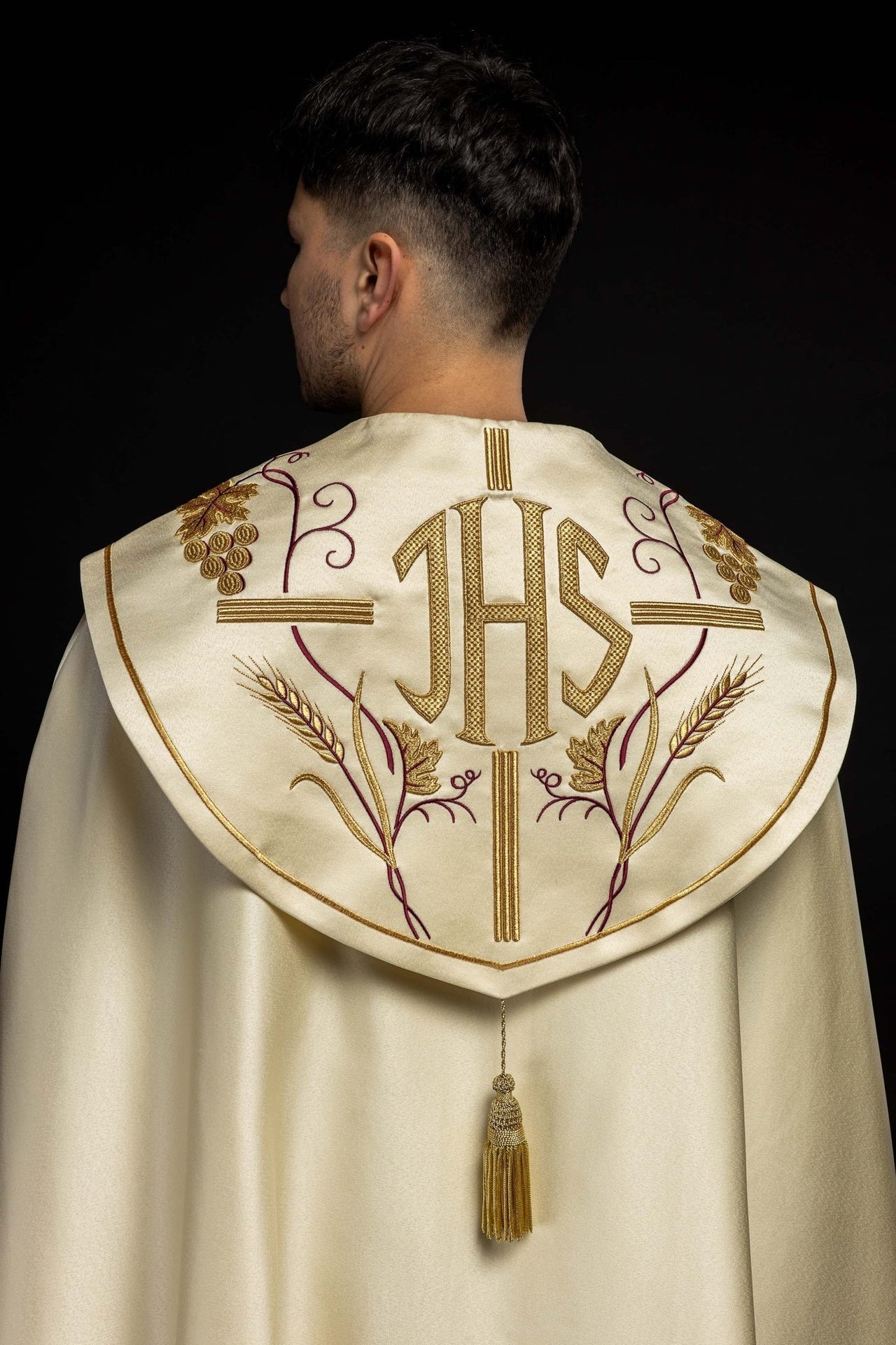 Kapa z wzorem IHS i winogronami w kolorze ecru - SZATYLITURGICZNE.PL