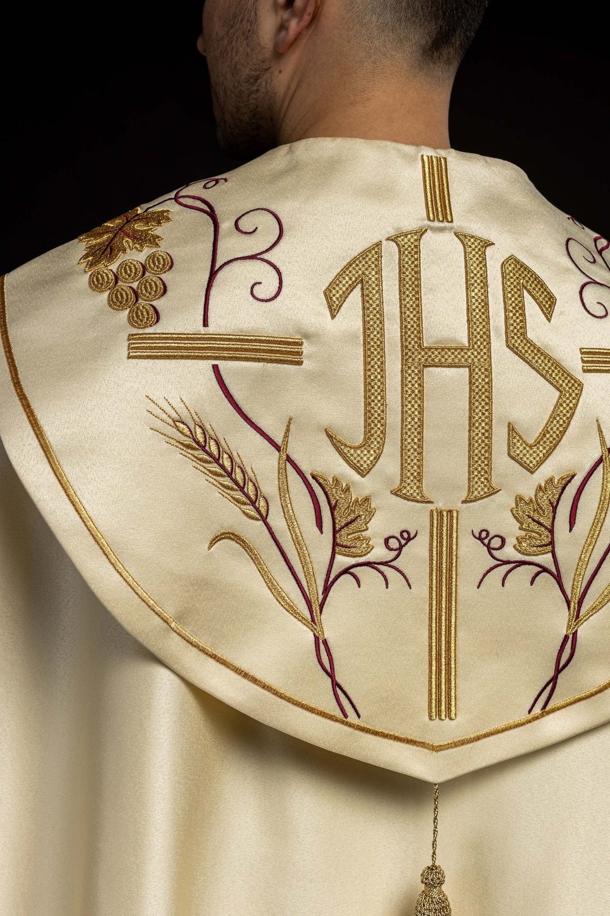 Kapa z wzorem IHS i winogronami w kolorze ecru - SZATYLITURGICZNE.PL