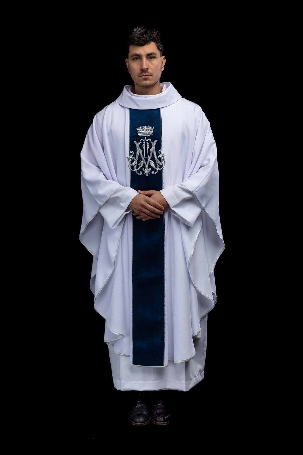 Biały ornat maryjny z ukoronowanym monogramem Maryi, widok pełnej sylwetki z przodu