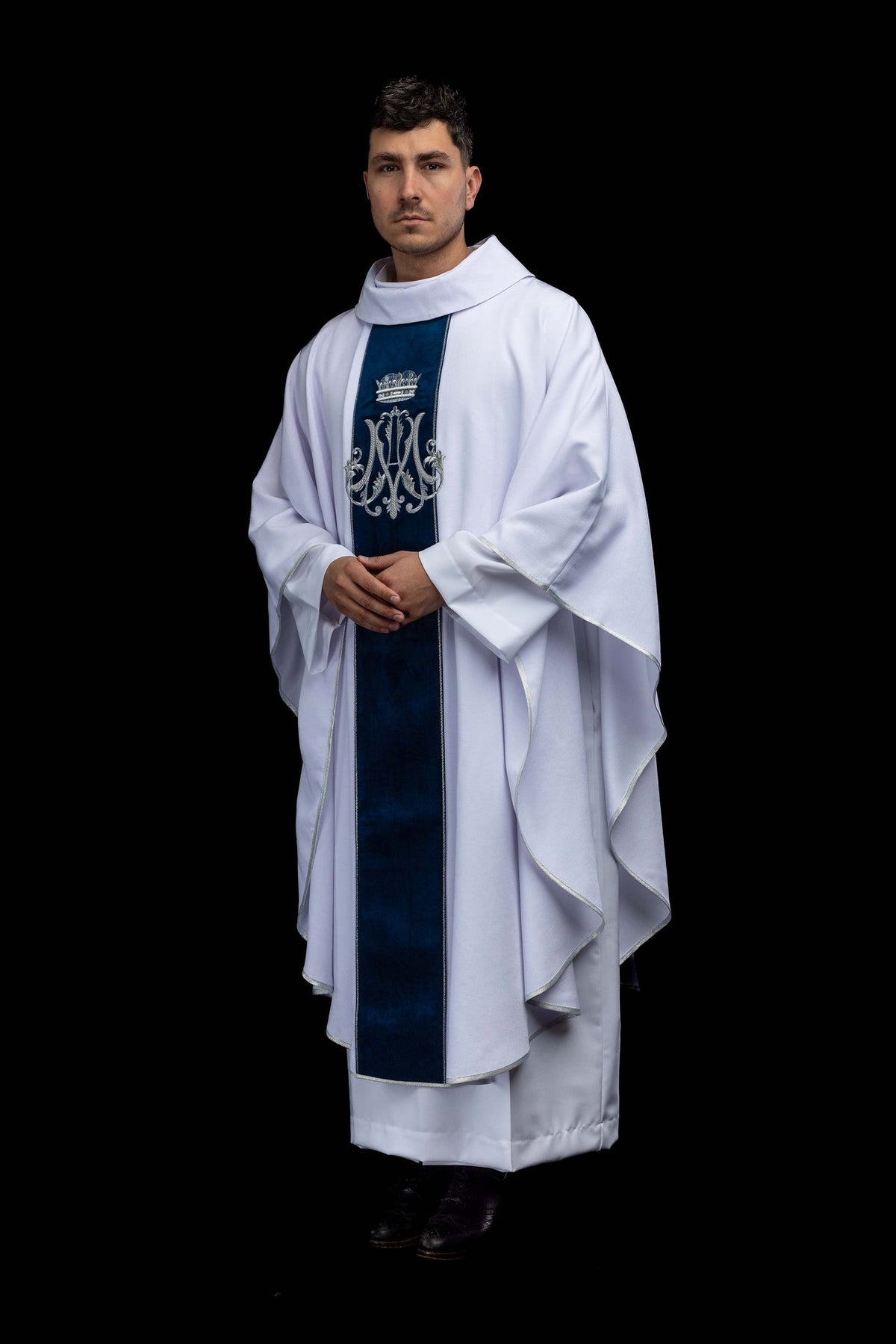 Biały ornat maryjny z ukoronowanym monogramem Maryi, widok z przodu pod kątem