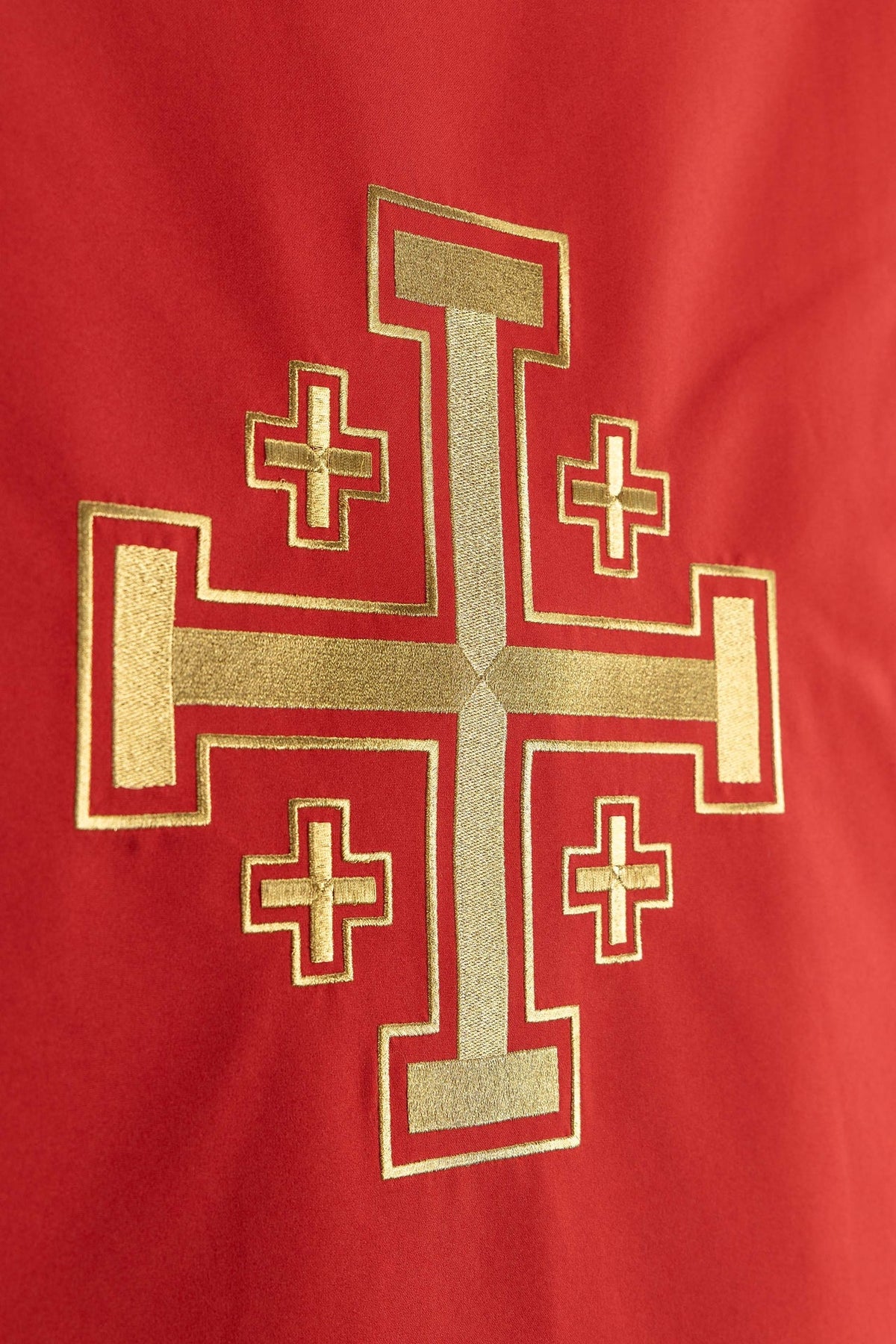 Czerwona serweta z haftem Krzyża Jerozolimskiego, centralne zbliżenie