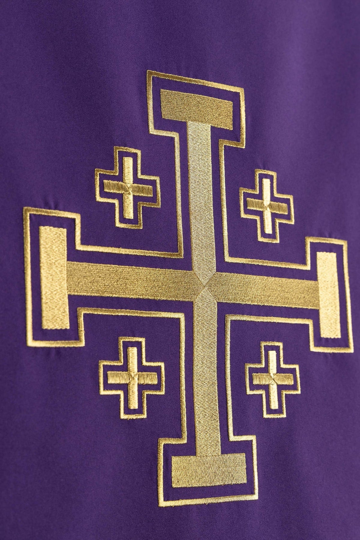 Fioletowa serweta z Krzyżem Jerozolimskim, zbliżenie haftu