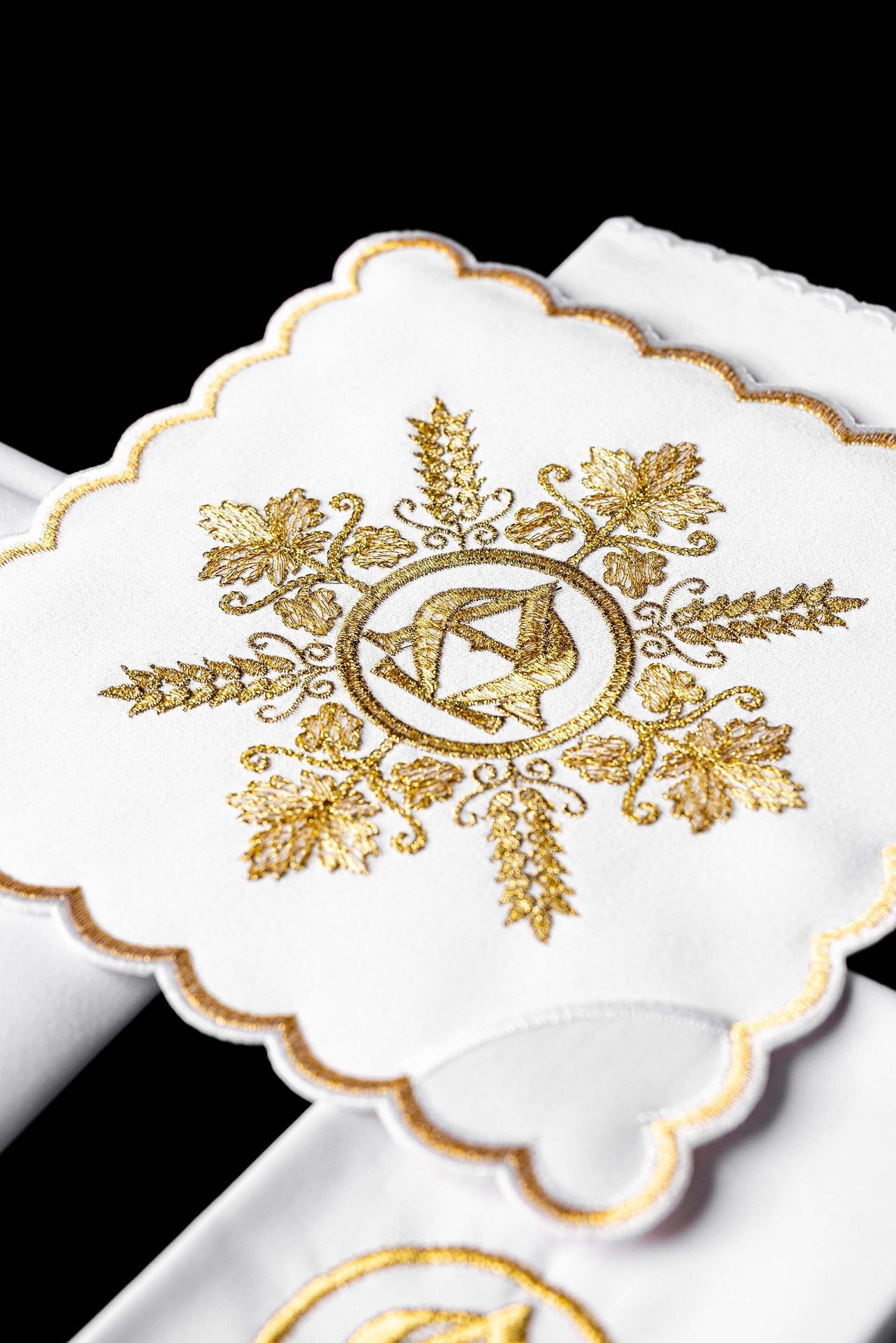 Komplet kielichowy haftowany z motywem alfa i omega biały - SZATYLITURGICZNE.PL