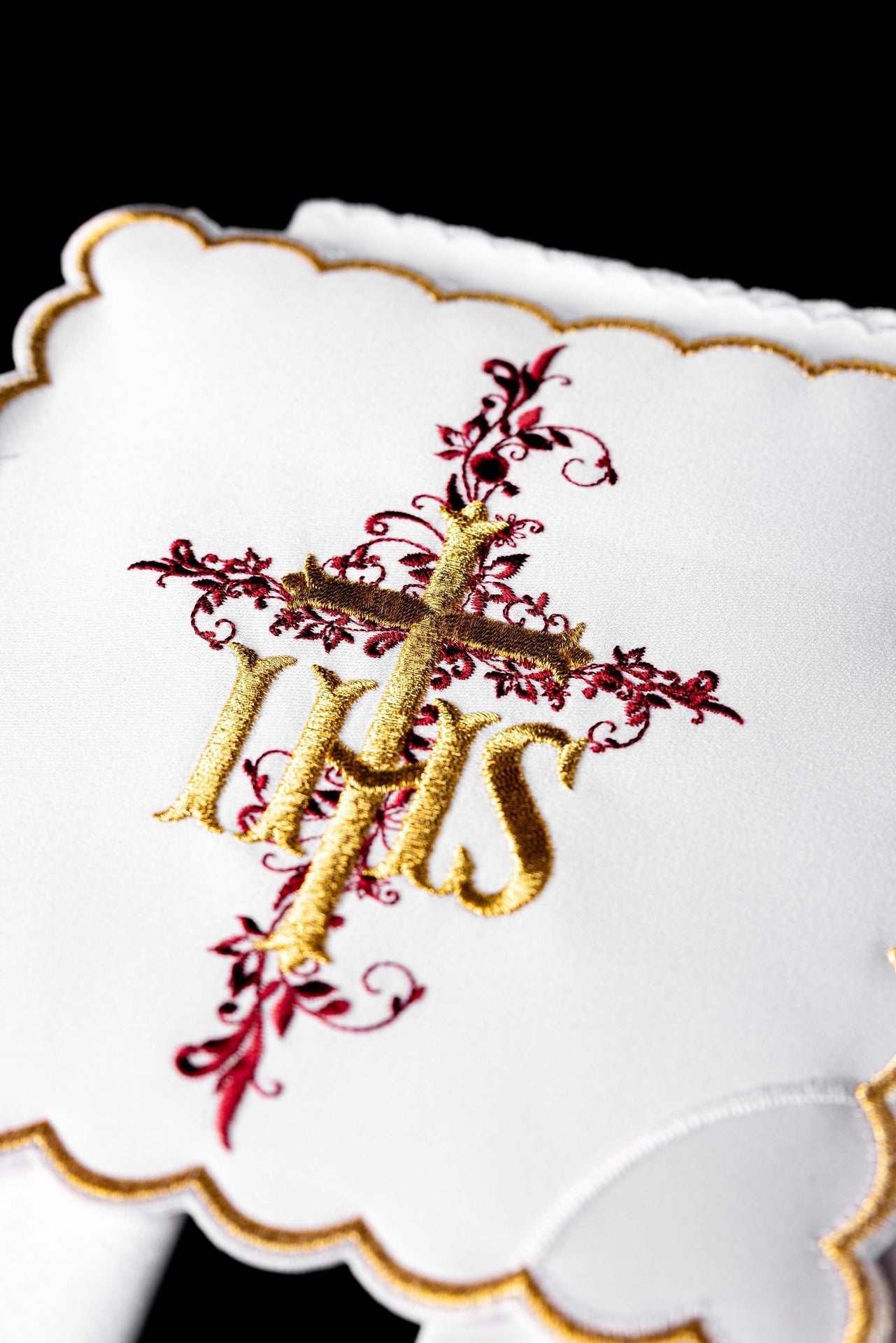 Komplet kielichowy haftowany z motywem IHS biały - SZATYLITURGICZNE.PL