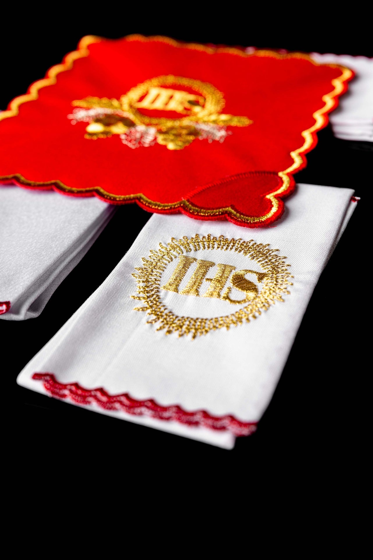 Komplet kielichowy haftowany z motywem IHS czerwony - SZATYLITURGICZNE.PL