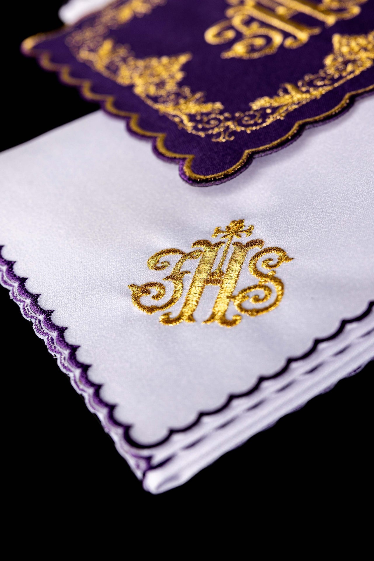 Komplet kielichowy haftowany z motywem IHS fioletowy - SZATYLITURGICZNE.PL