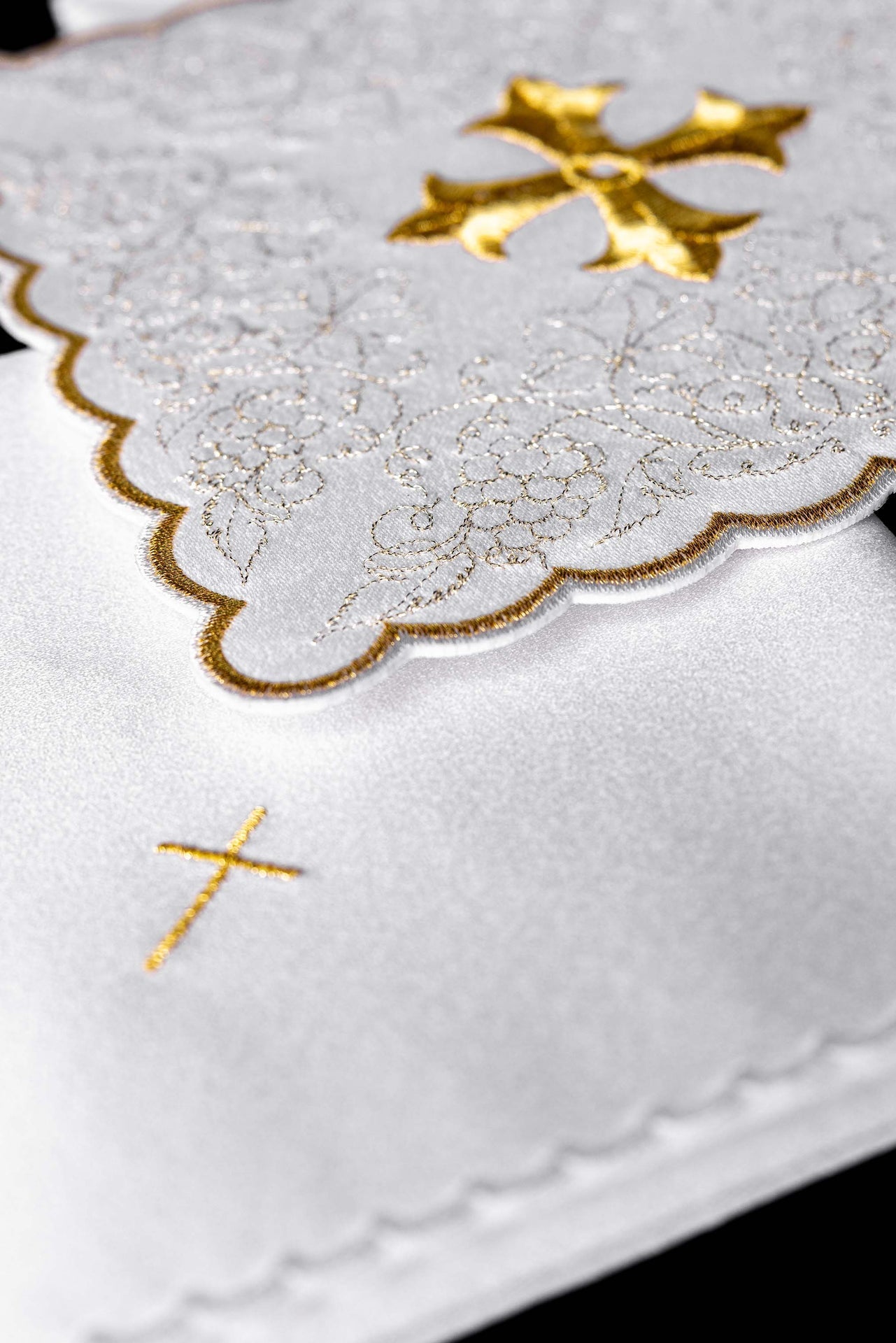 Komplet kielichowy haftowany z motywem krzyża biały - SZATYLITURGICZNE.PL