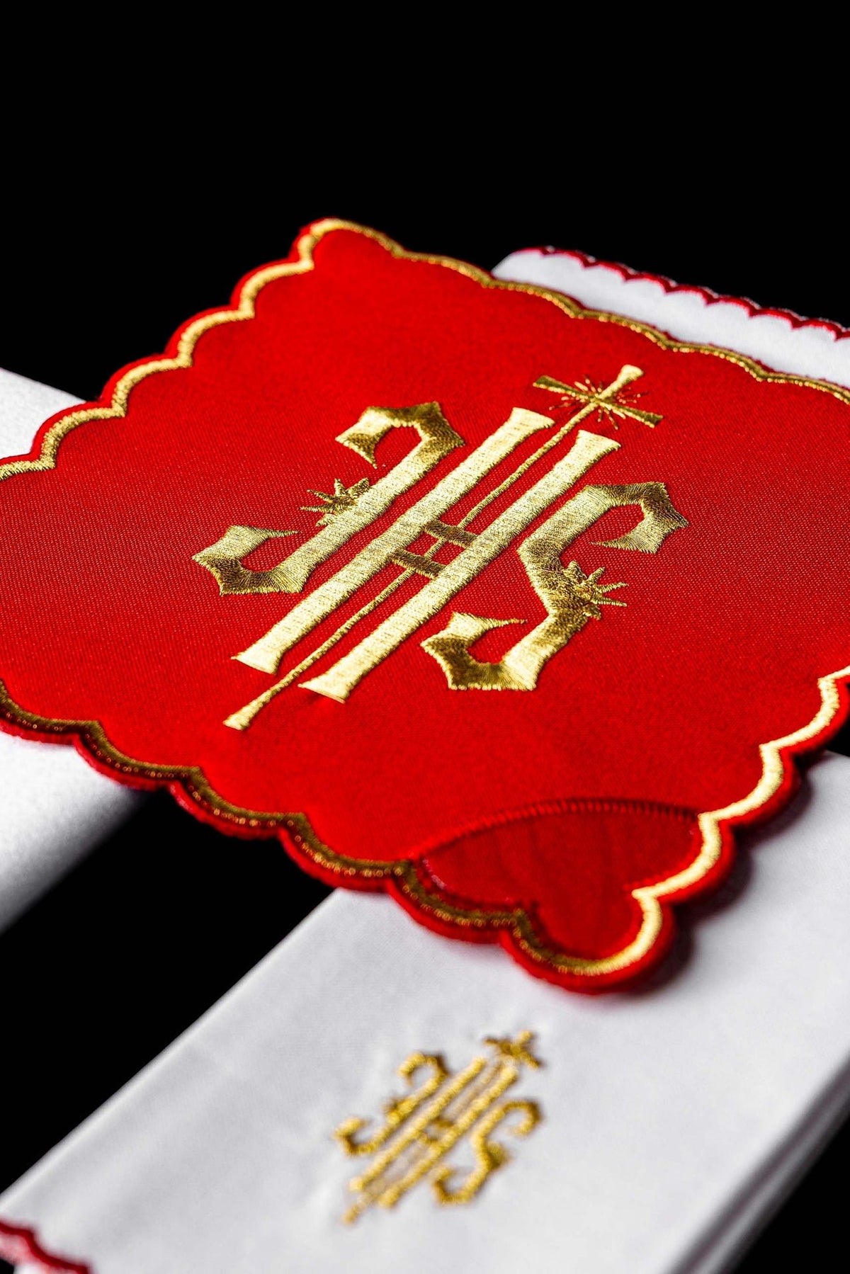 Komplet Kielichowy IHS Czerwony - Haftowany Złotą Nicią - SZATYLITURGICZNE.PL