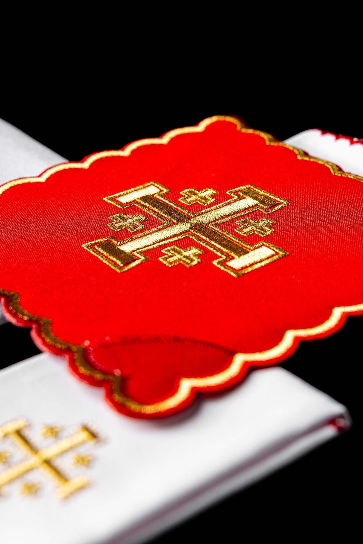 Komplet Kielichowy Krzyż Jerozolimski Czerwony Haftowany Złotem - SZATYLITURGICZNE.PL