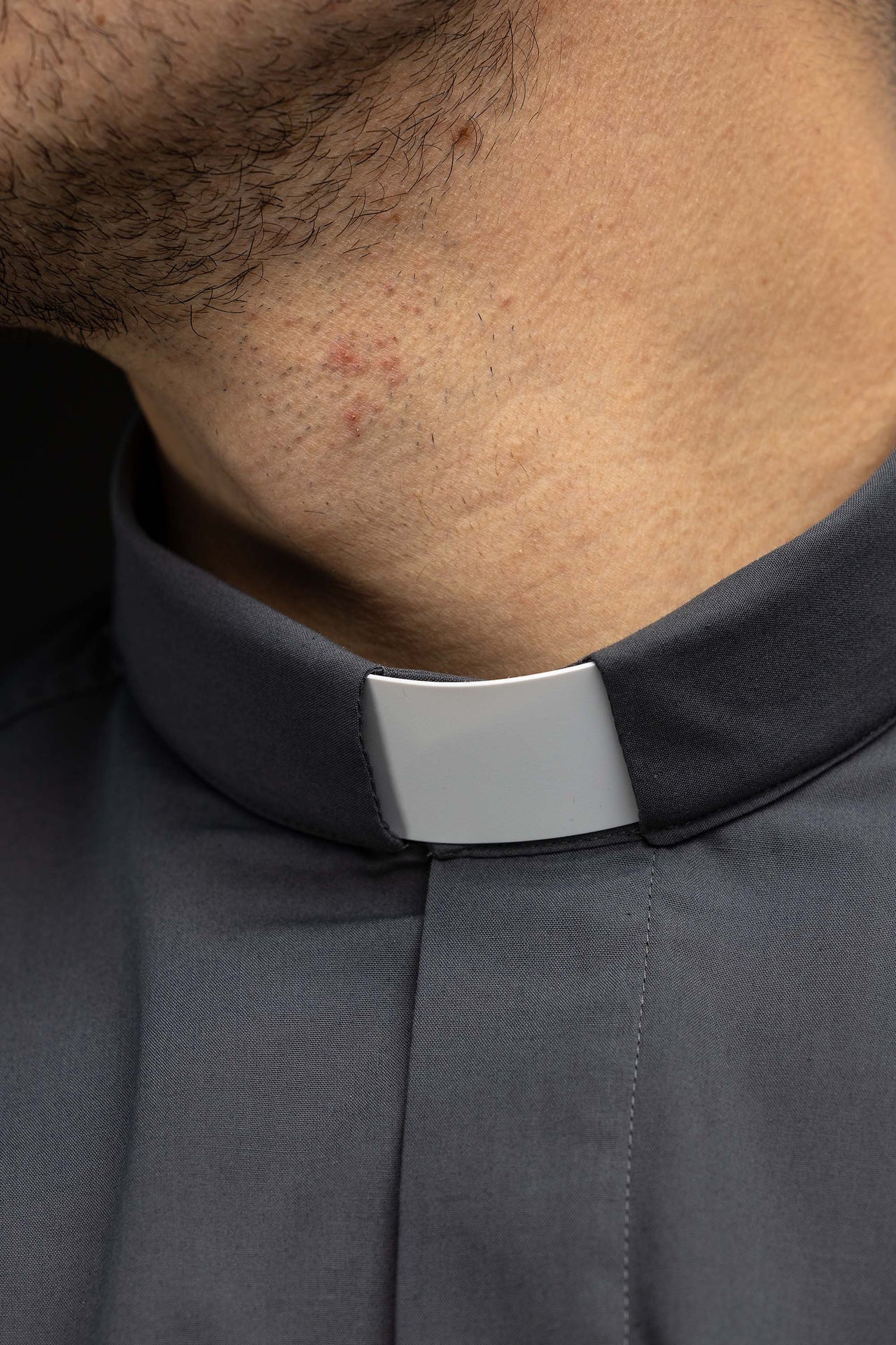 Koszula kapłańska ciemnoszara z długim rękawem i koloratką - SZATYLITURGICZNE.PL