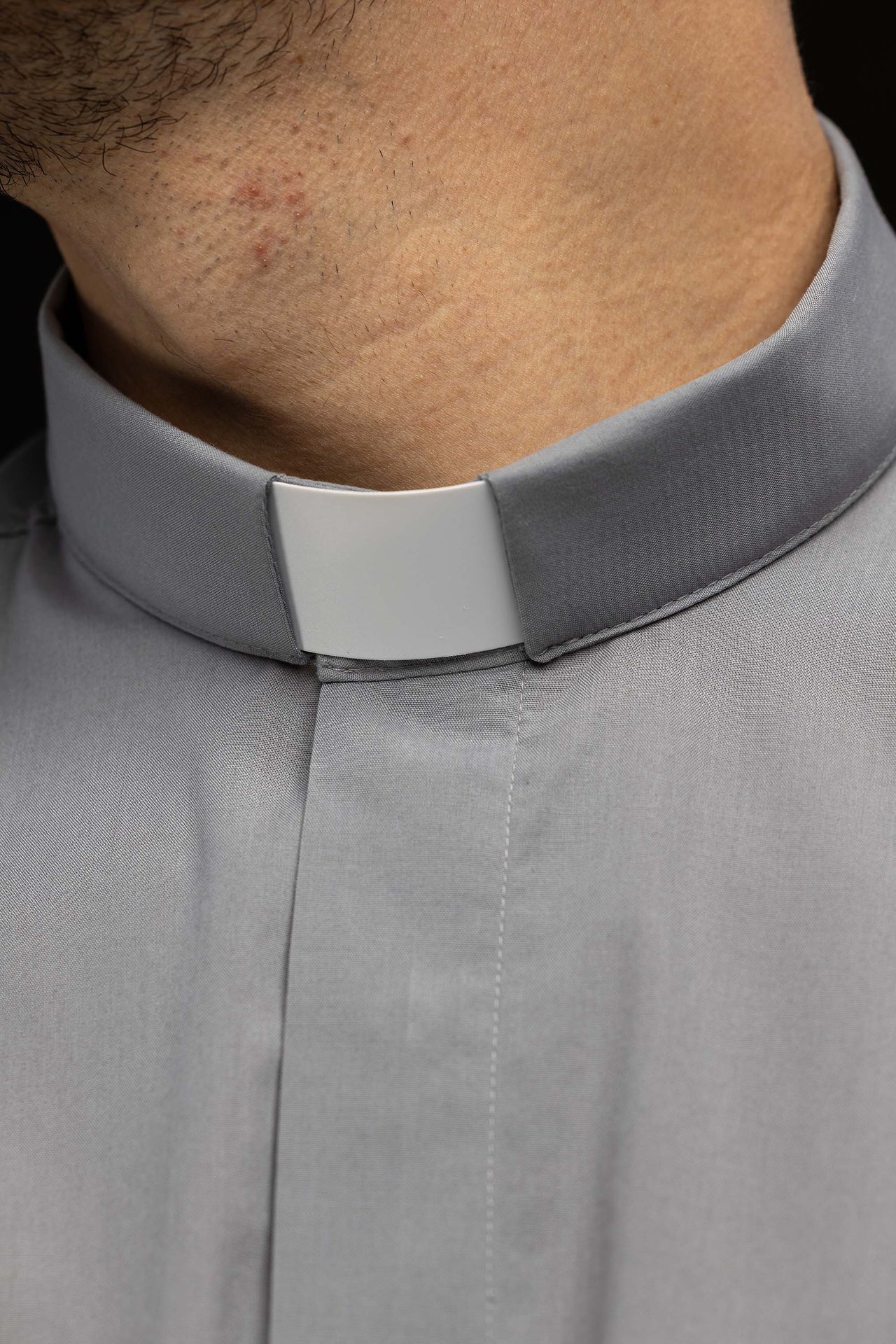 Koszula kapłańska jasnoszara z krótkim rękawem i koloratką - SZATYLITURGICZNE.PL