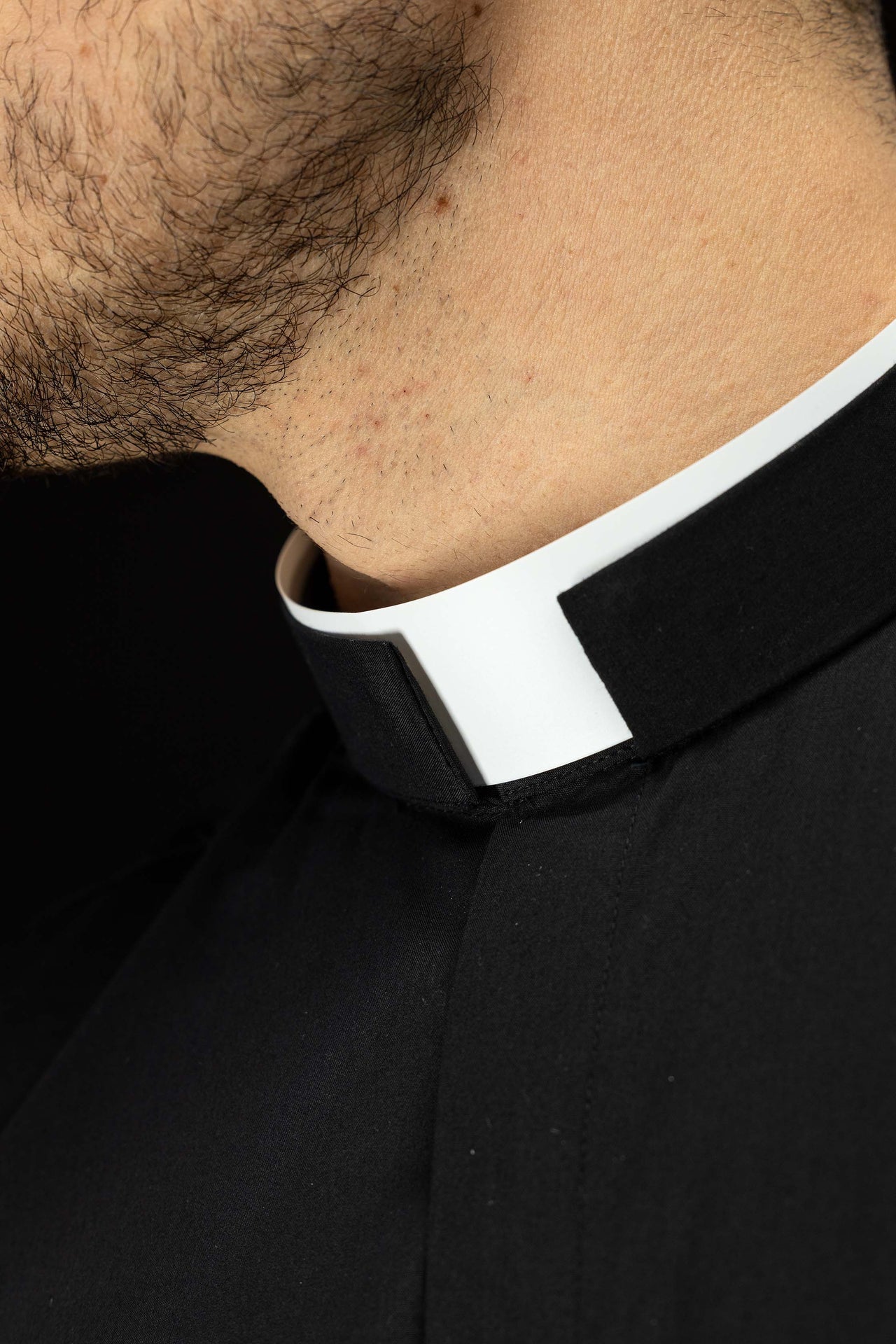 Koszula kapłańska rzymska czarna z długim rękawem i koloratką - SZATYLITURGICZNE.PL