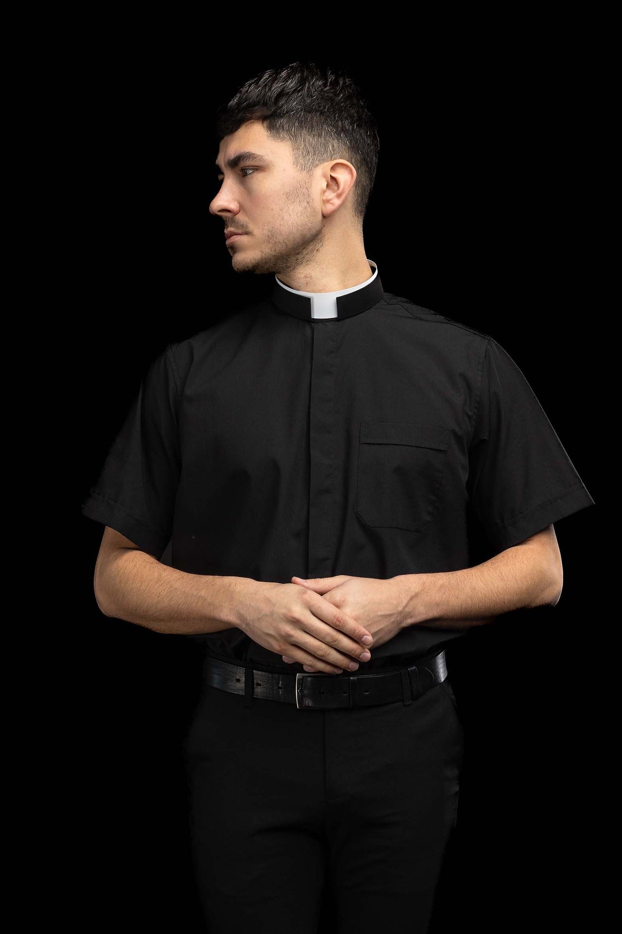 Koszula kapłańska rzymska czarna z krótkim rękawem i koloratką - SZATYLITURGICZNE.PL